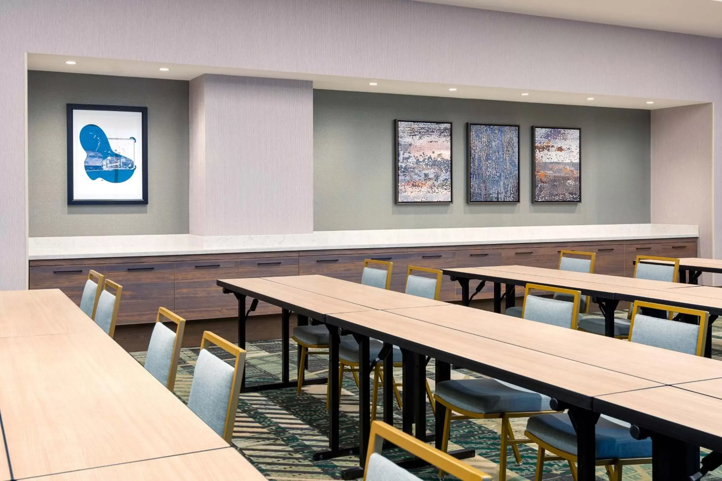 Meeting/conference room, Restaurant/Places to Eat in Courtyard by Marriott Atlanta Midtown