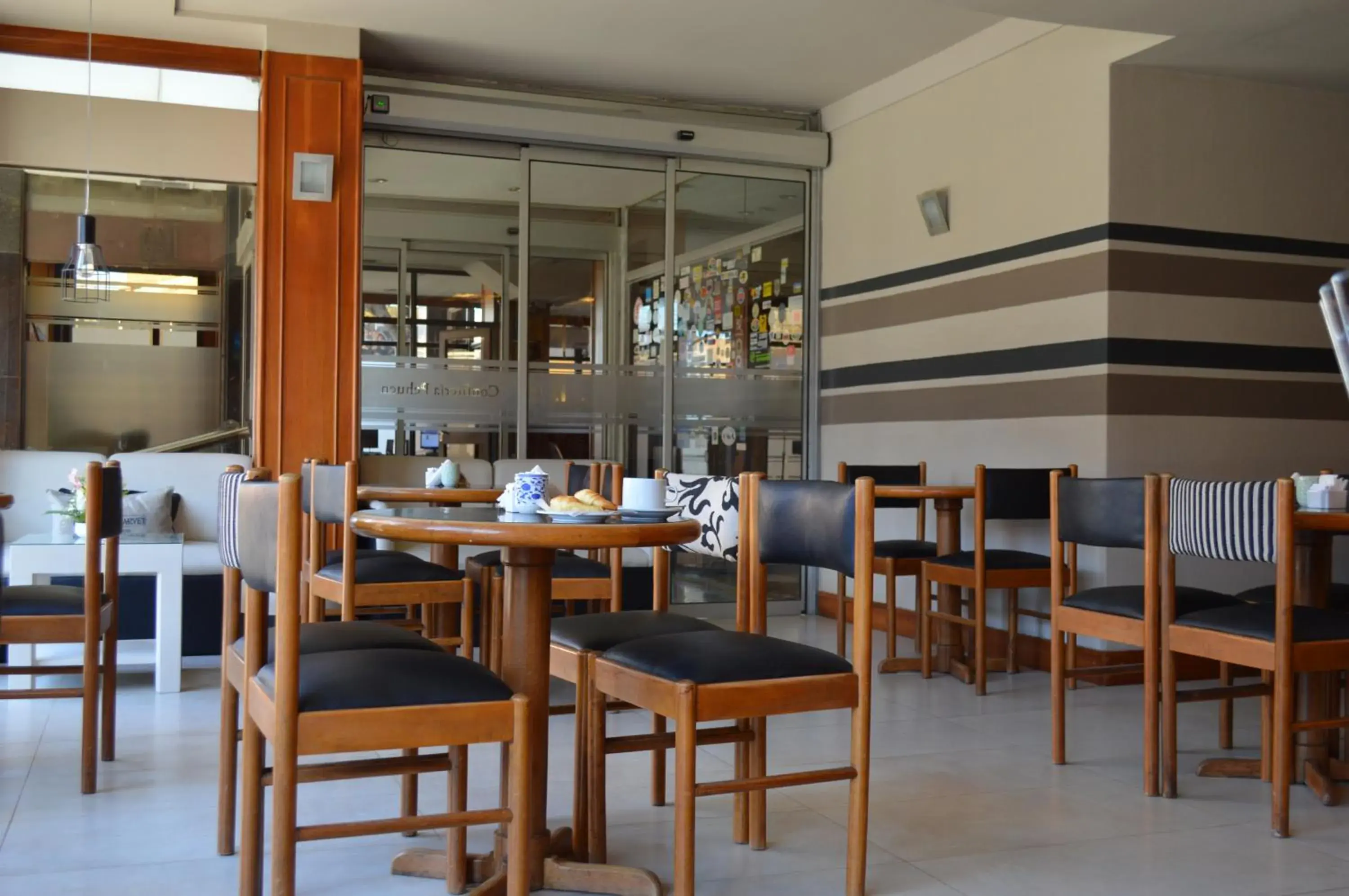 Lounge or bar, Restaurant/Places to Eat in Hotel Rayentray Trelew