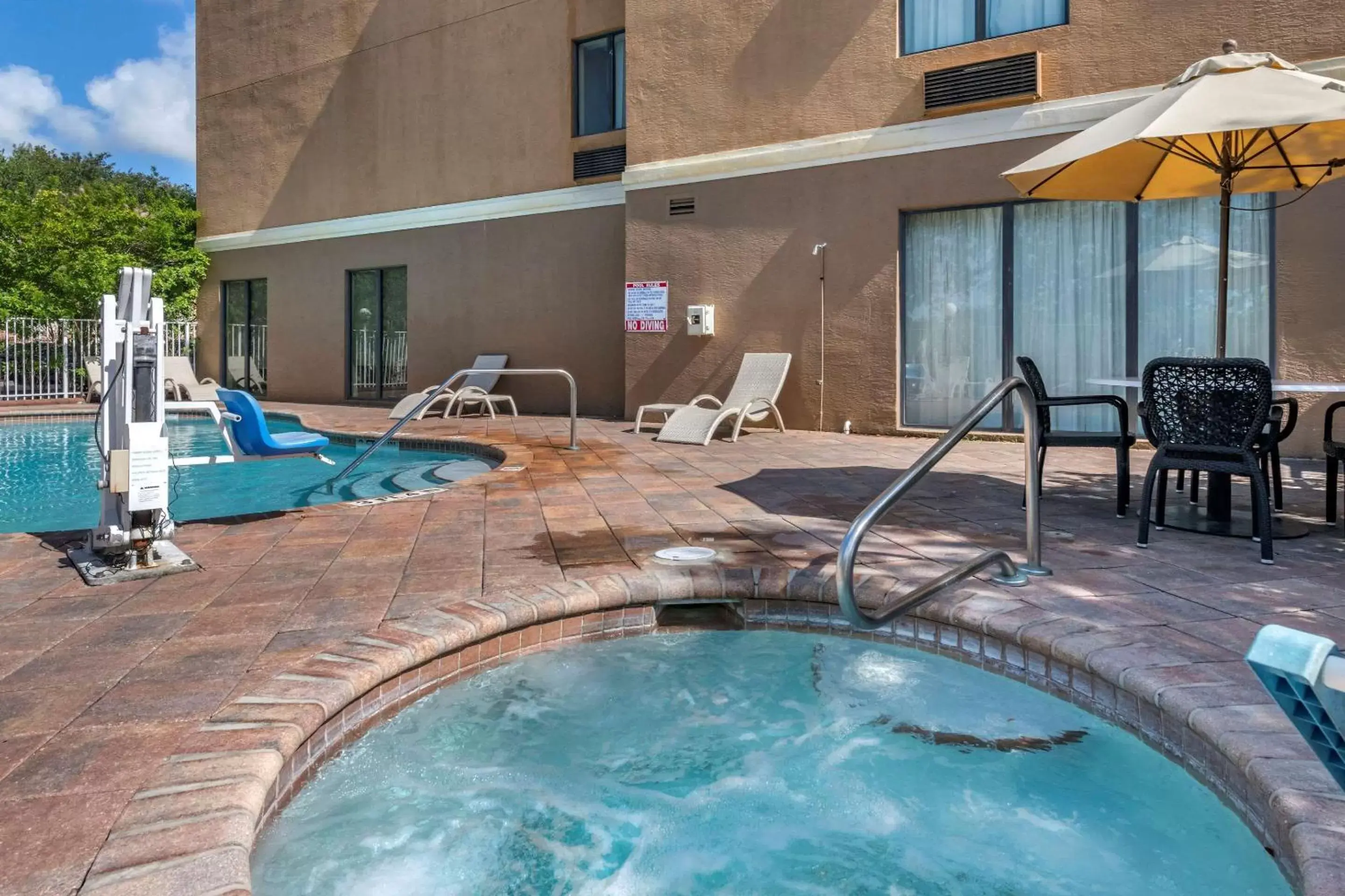 Activities, Swimming Pool in Comfort Suites Fort Pierce I-95