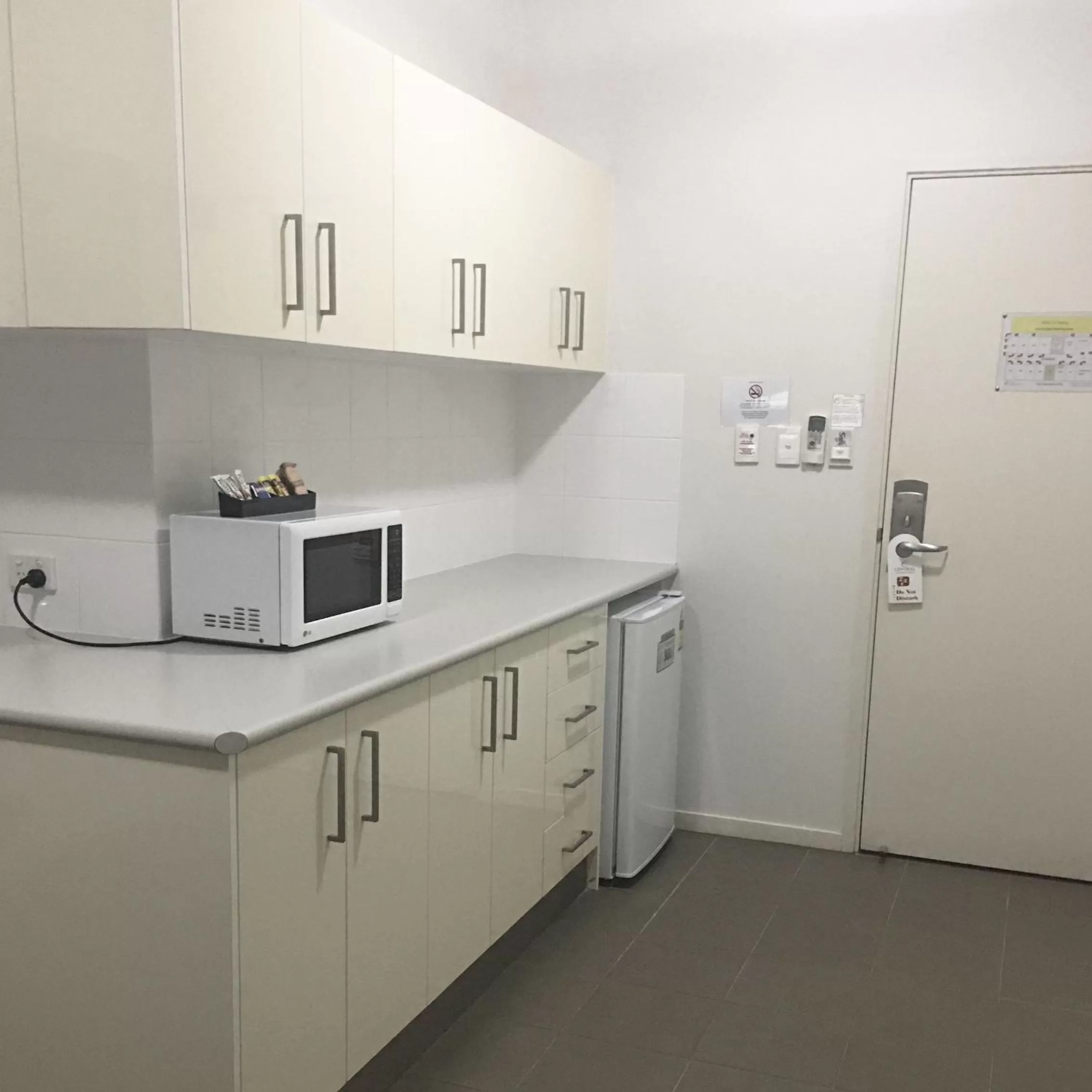 Kitchen or kitchenette in Gladstone City Central Apartment Hotel Official