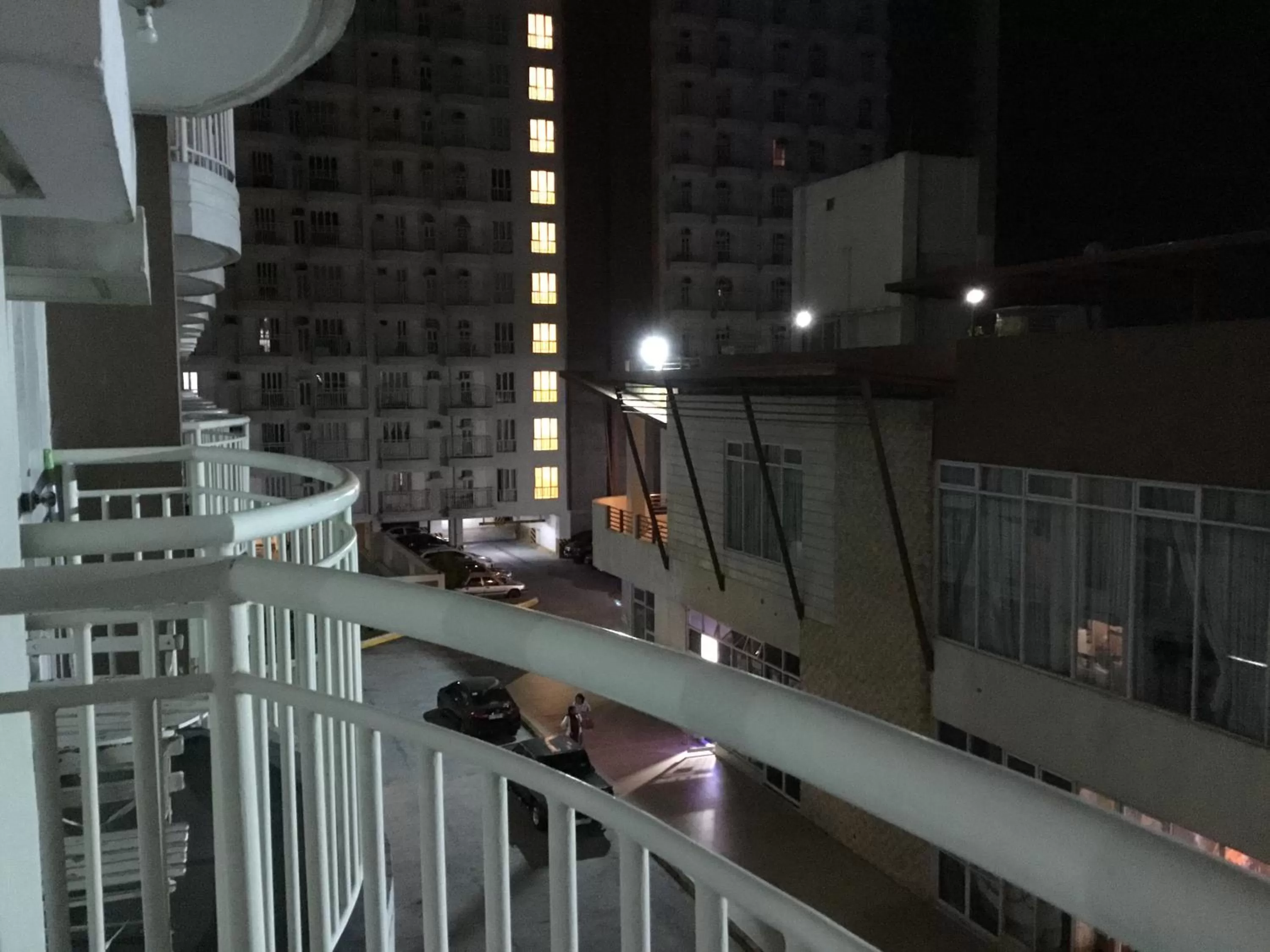 Condo with Free Swimming Pool & Viewing Deck