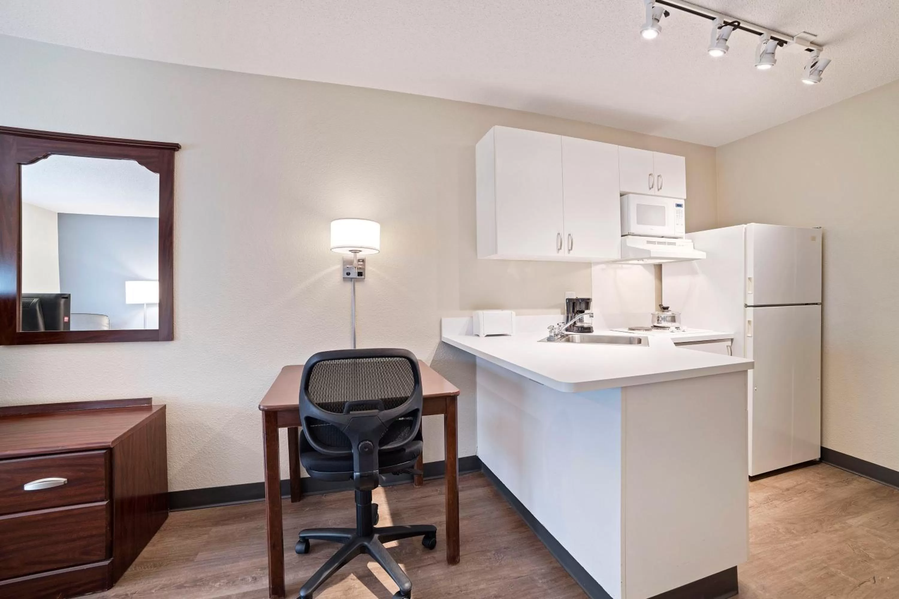 Kitchen or kitchenette in Extended Stay America Select Suites - Dallas - Lewisville