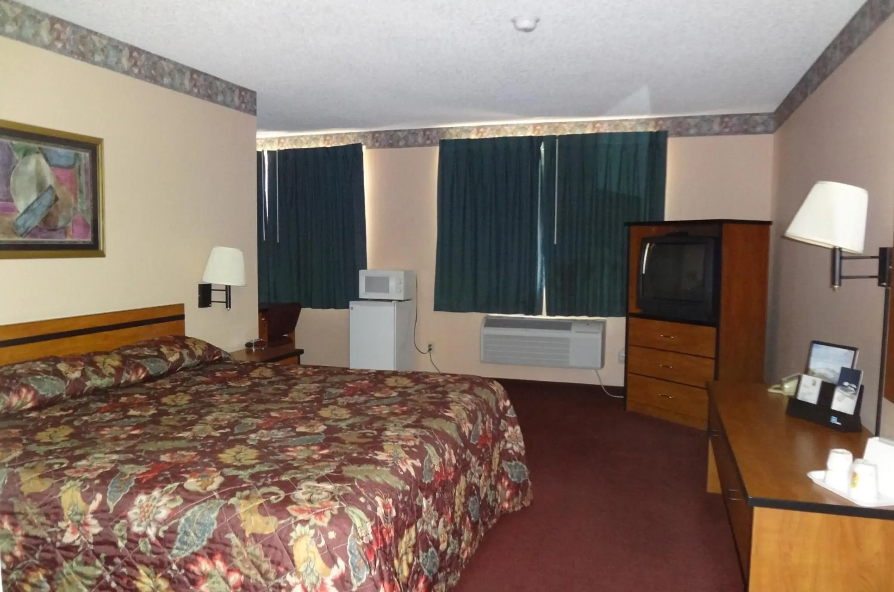 Photo of the whole room, Bed in Super 8 by Wyndham Colorado Springs Airport