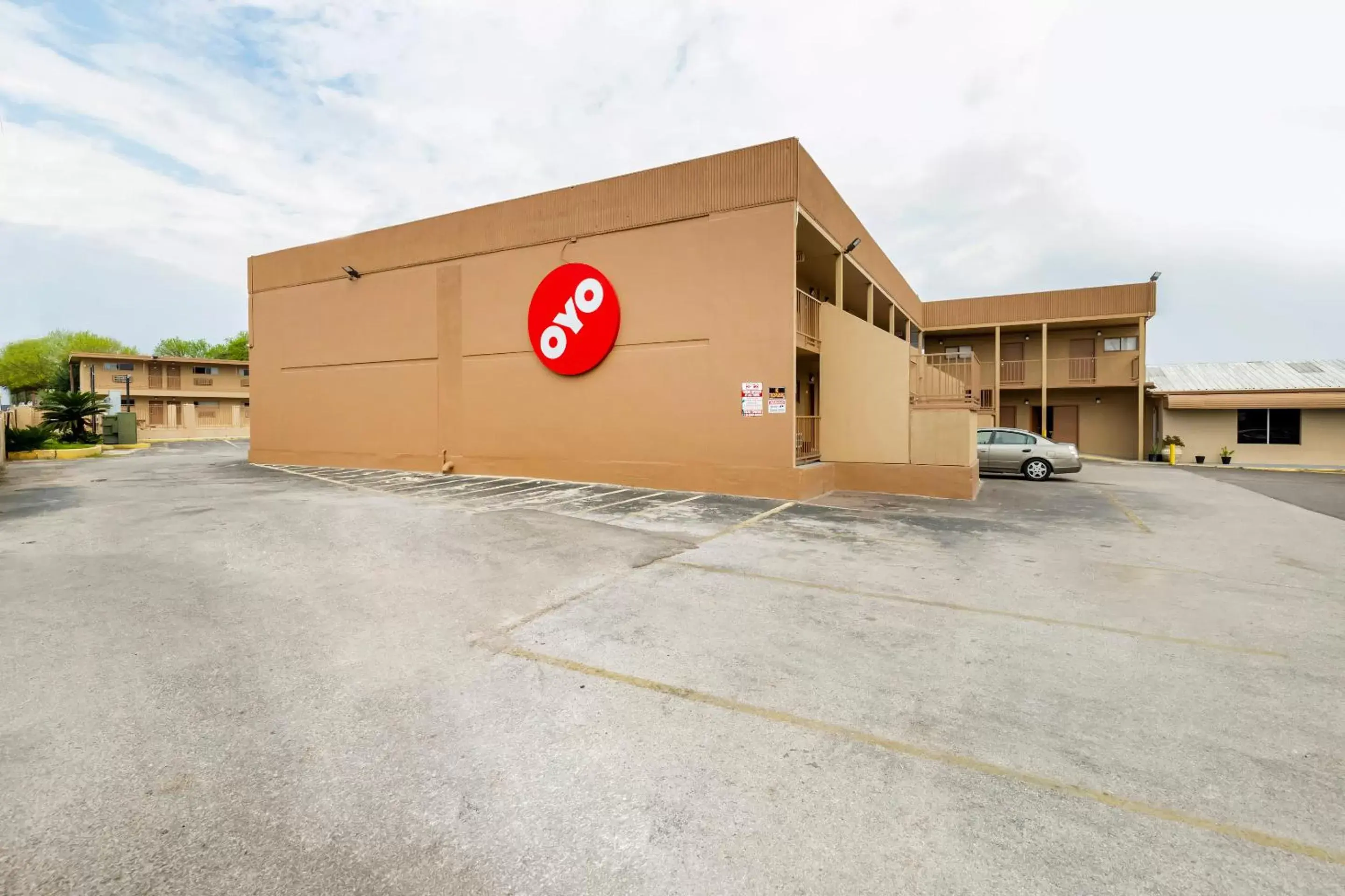 Parking, Property Building in Oyo Hotel San Antonio Lackland AFB Seaworld Hwy 90 W