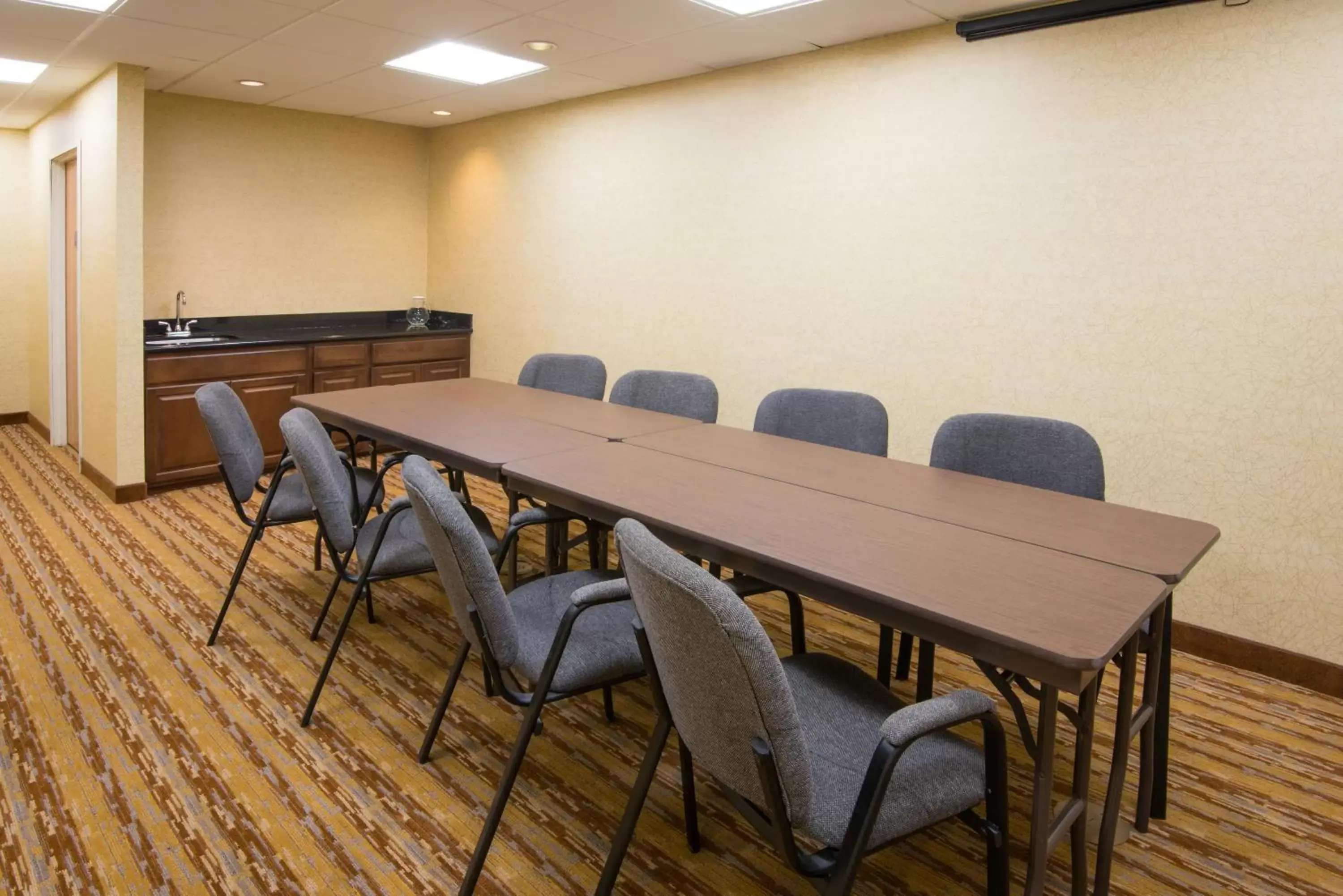 Meeting/conference room in Holiday Inn Express Hotel & Suites Wauseon, an IHG Hotel