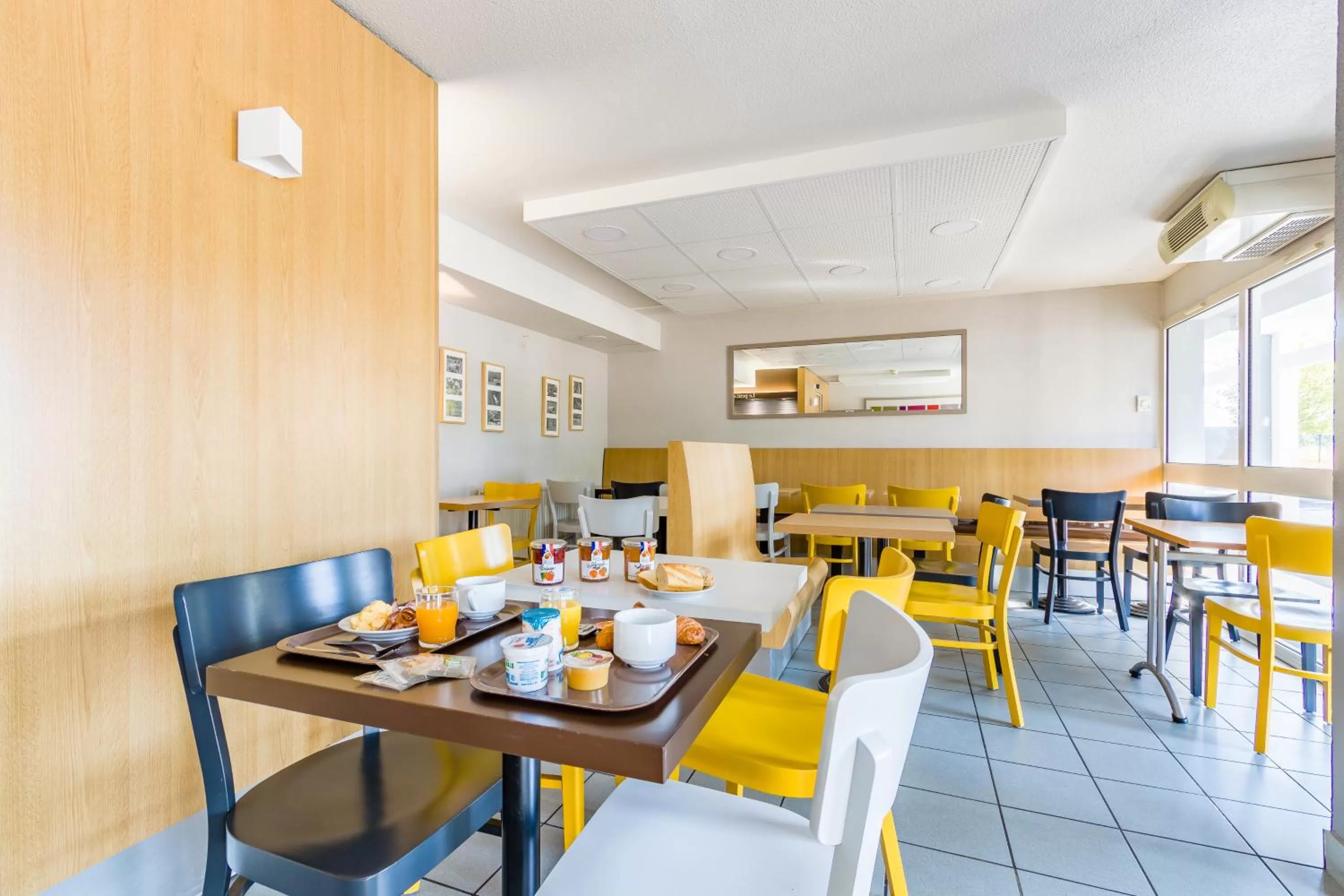 Buffet breakfast in B&B HOTEL TOURS Sud Joué-lès-Tours