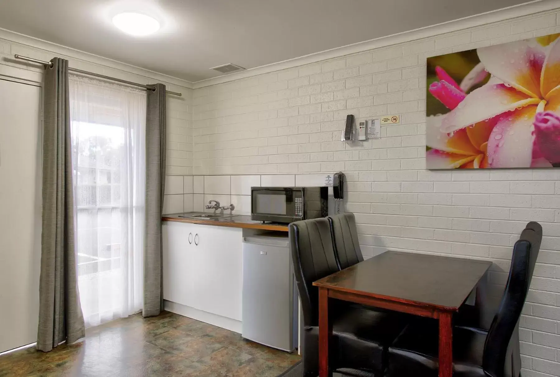 Kitchen or kitchenette, Kitchen/Kitchenette in Frankston Motel