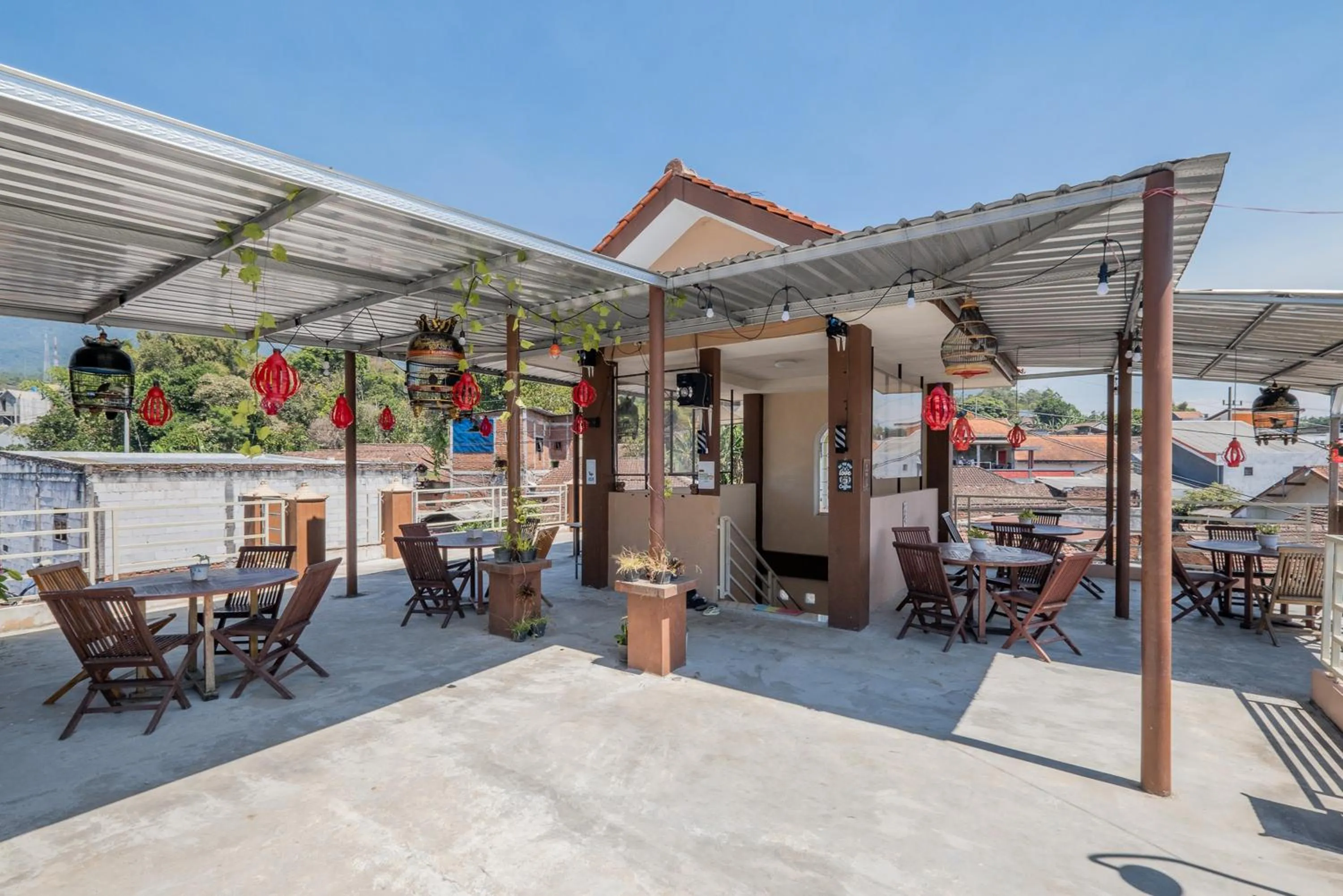 Restaurant/places to eat in RedDoorz Syariah near Batu Night Spectacular