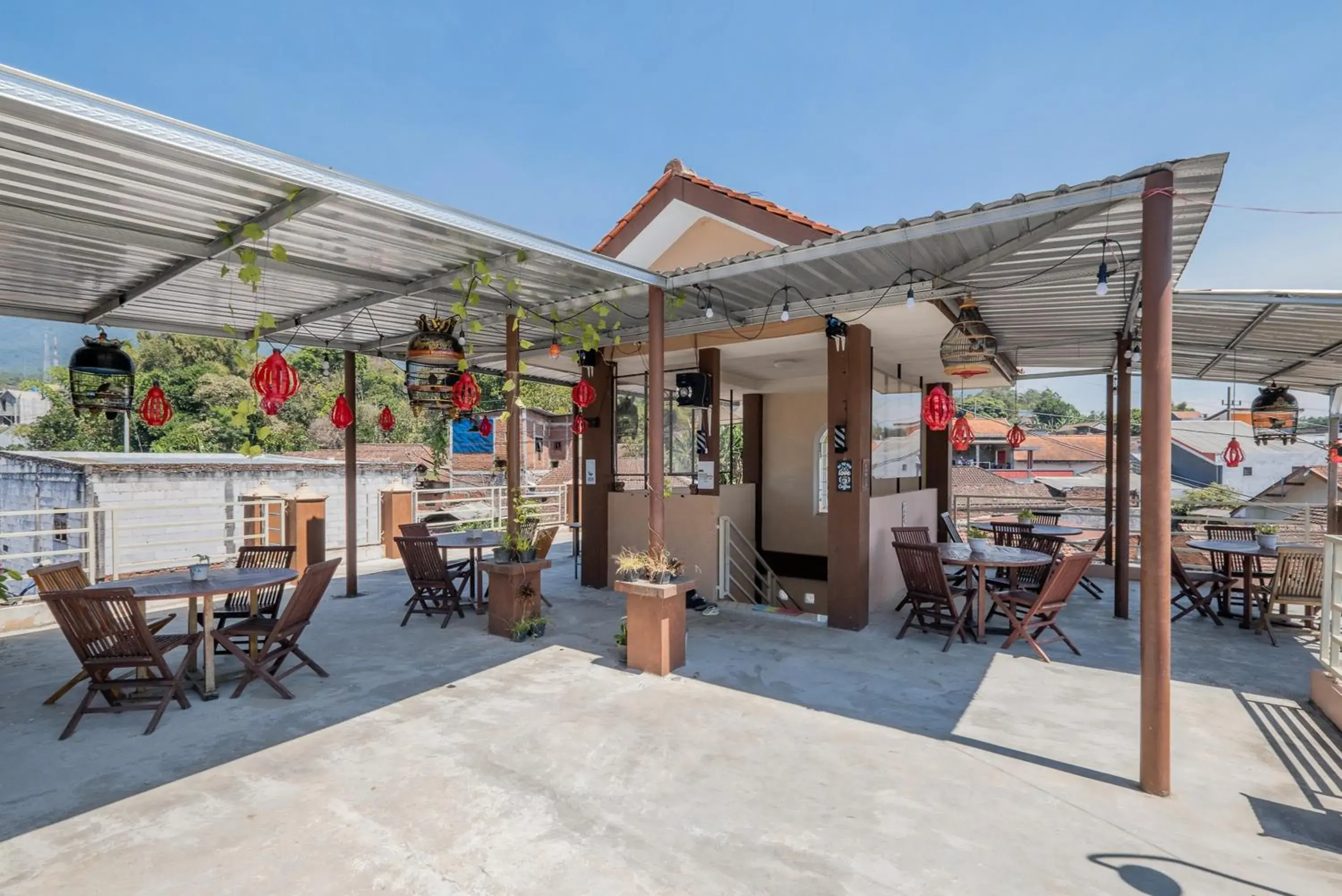 Restaurant/places to eat in RedDoorz Syariah near Batu Night Spectacular Restaurant/places to eat in RedDoorz Syariah near Batu Night Spectacular