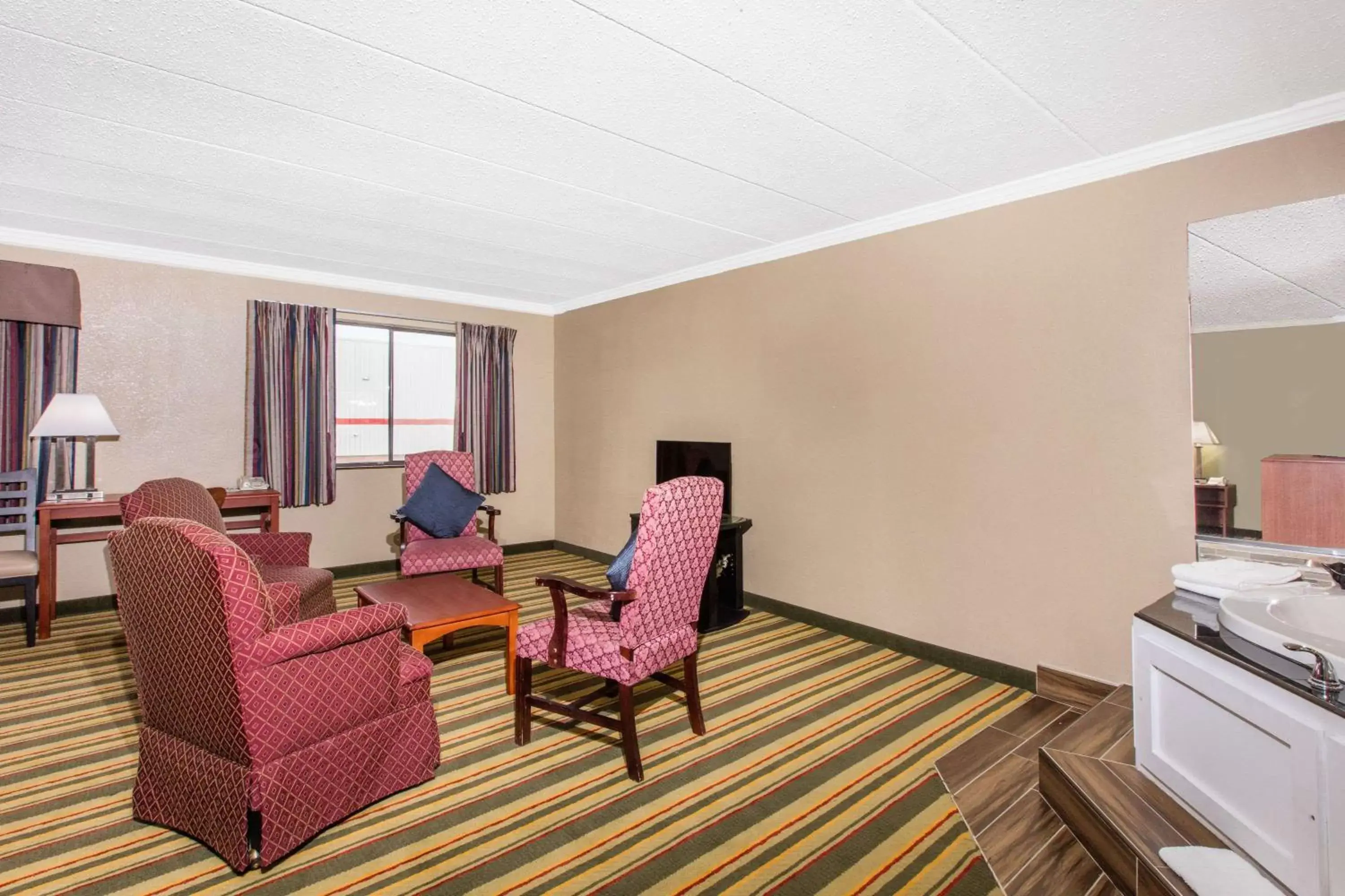 Photo of the whole room, Seating Area in Super 8 by Wyndham Frederick