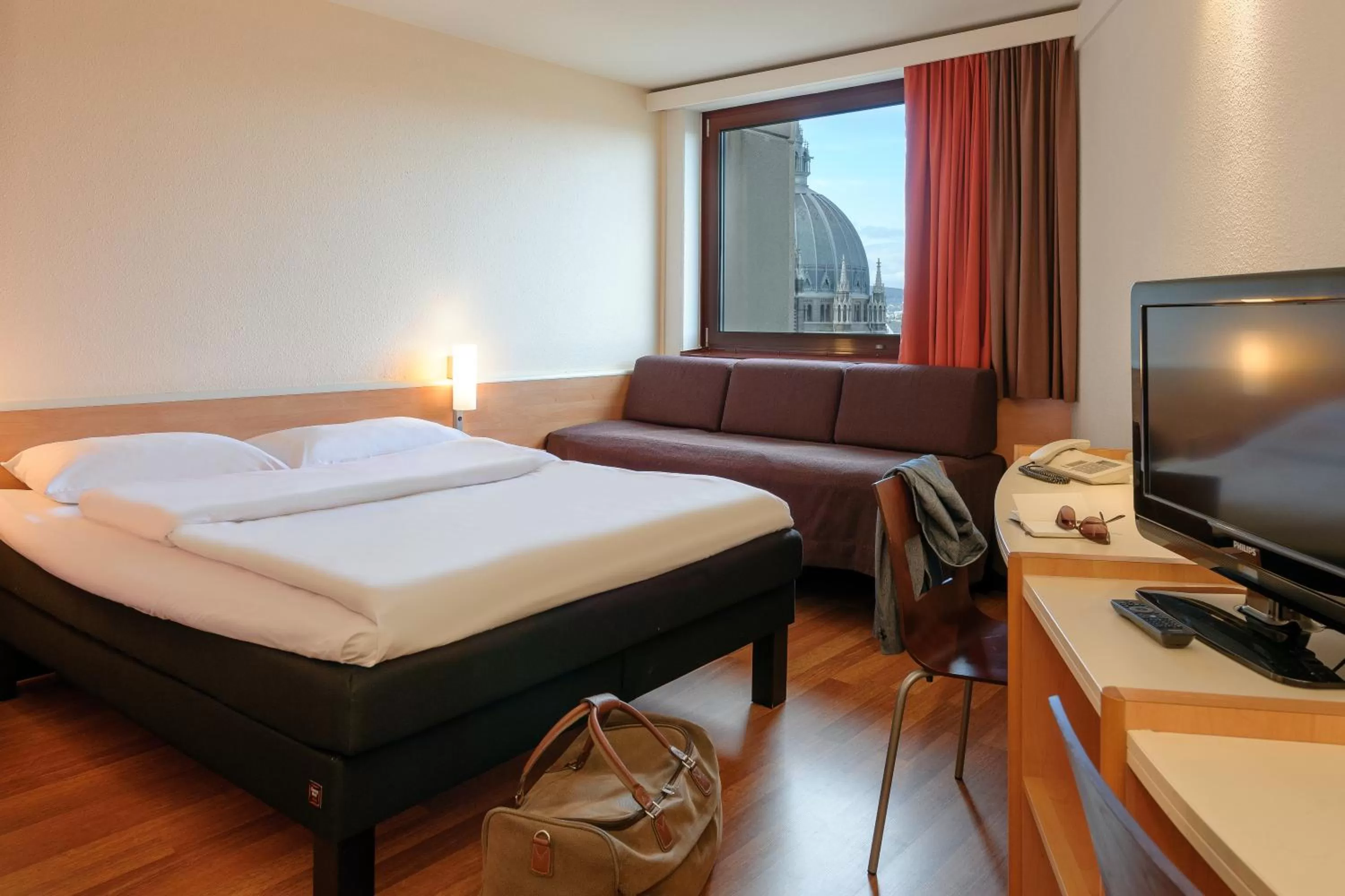 Photo of the whole room, Bed in Ibis Wien Mariahilf
