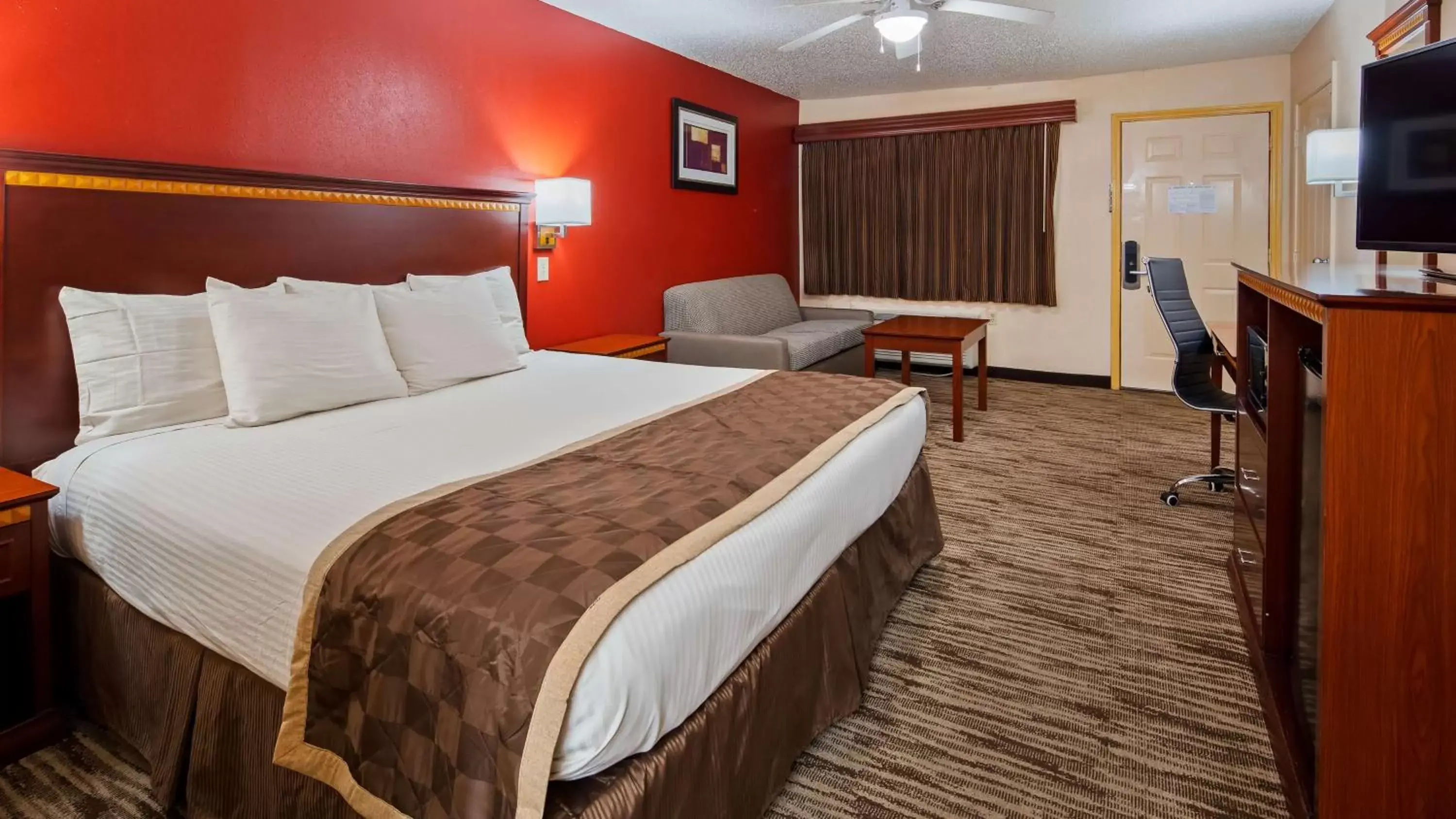 Photo of the whole room, Bed in Best Western Executive Inn