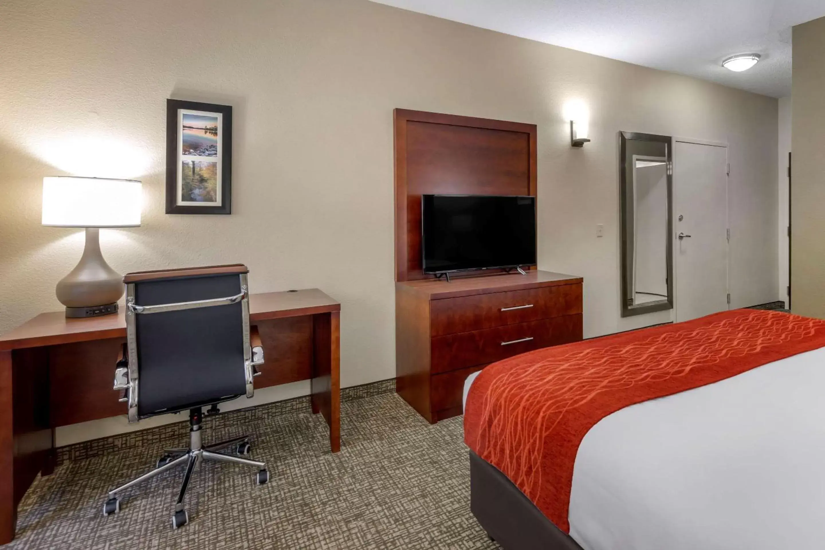 Photo of the whole room, TV/Entertainment Center in Comfort Inn & Suites