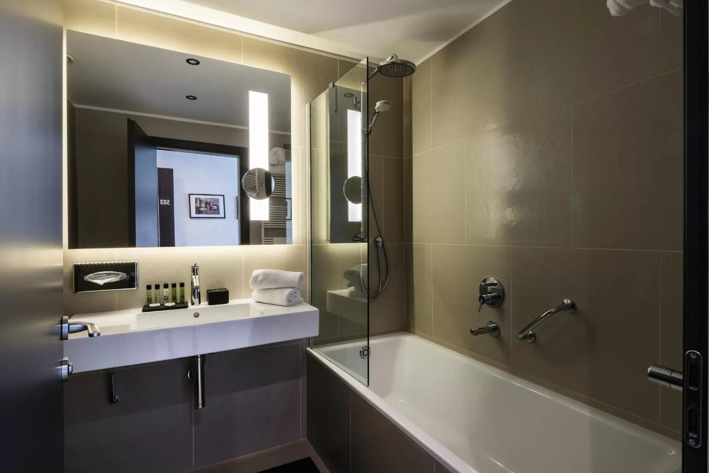Shower, Bathroom in Hotel Manin