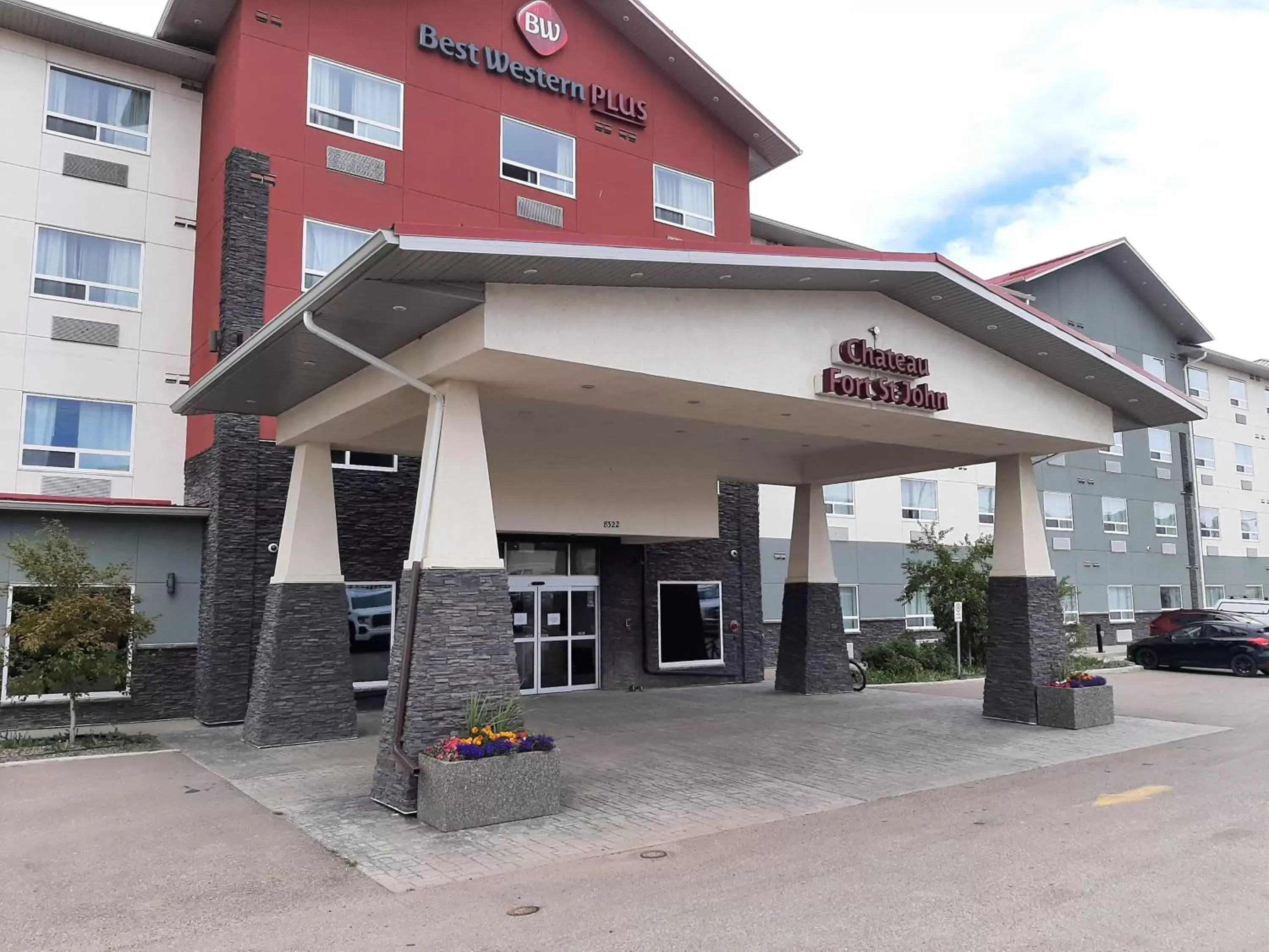Facade/entrance, Property Building in Best Western Plus Chateau Fort St. John