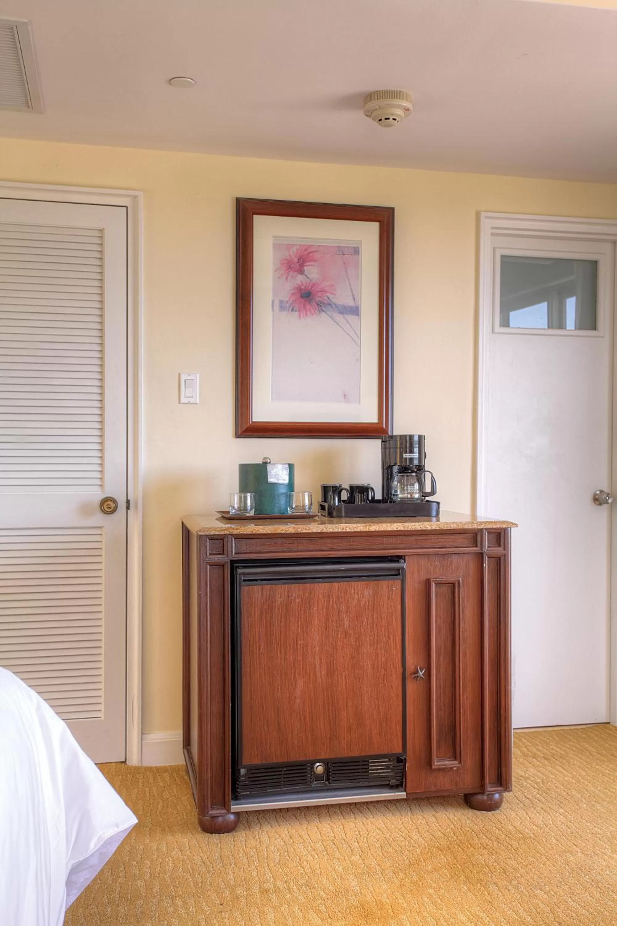 Coffee/tea facilities, Bed in Sea View Hotel