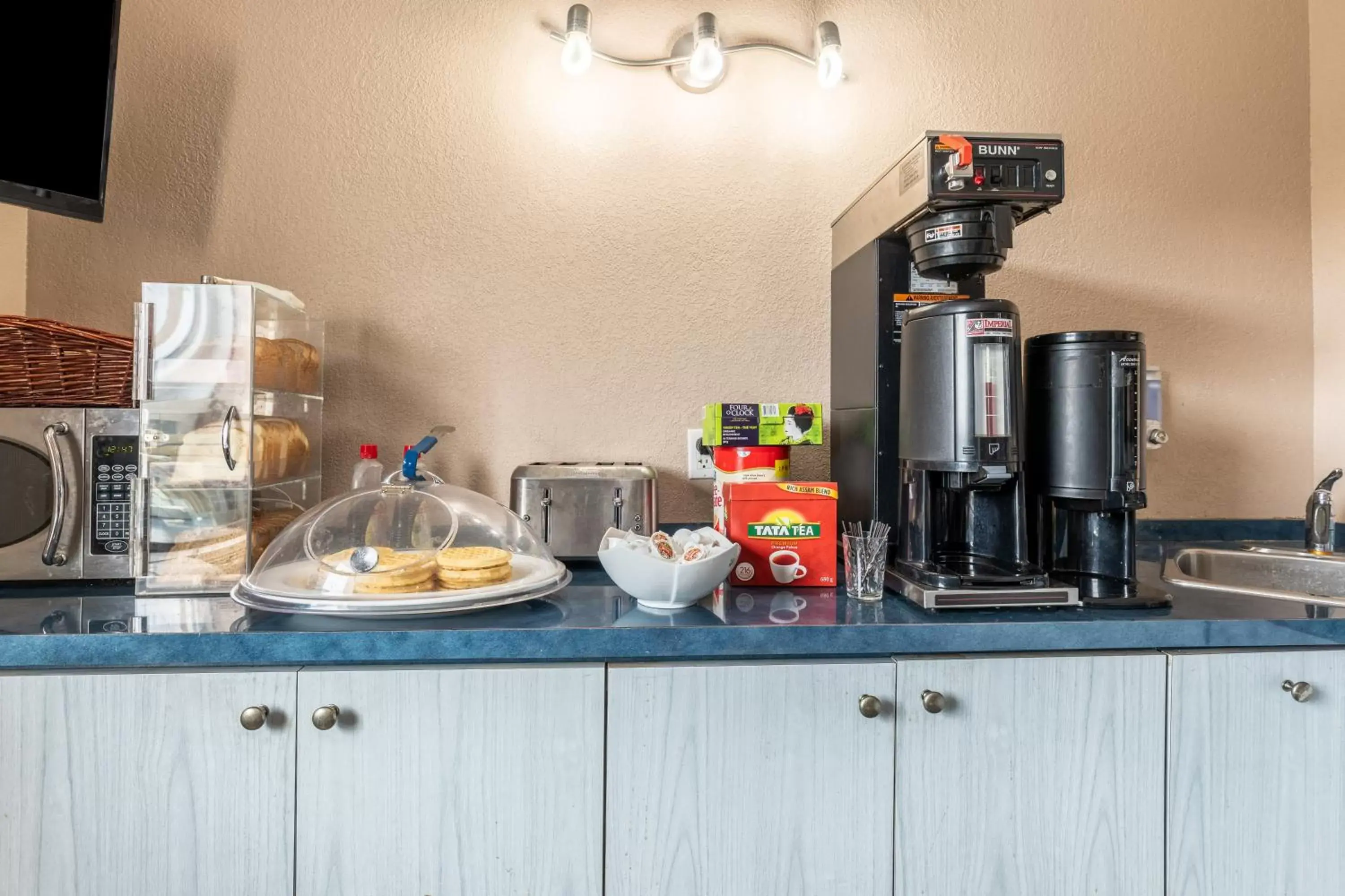 Continental breakfast in Knights Inn Orillia Continental breakfast in Knights Inn Orillia