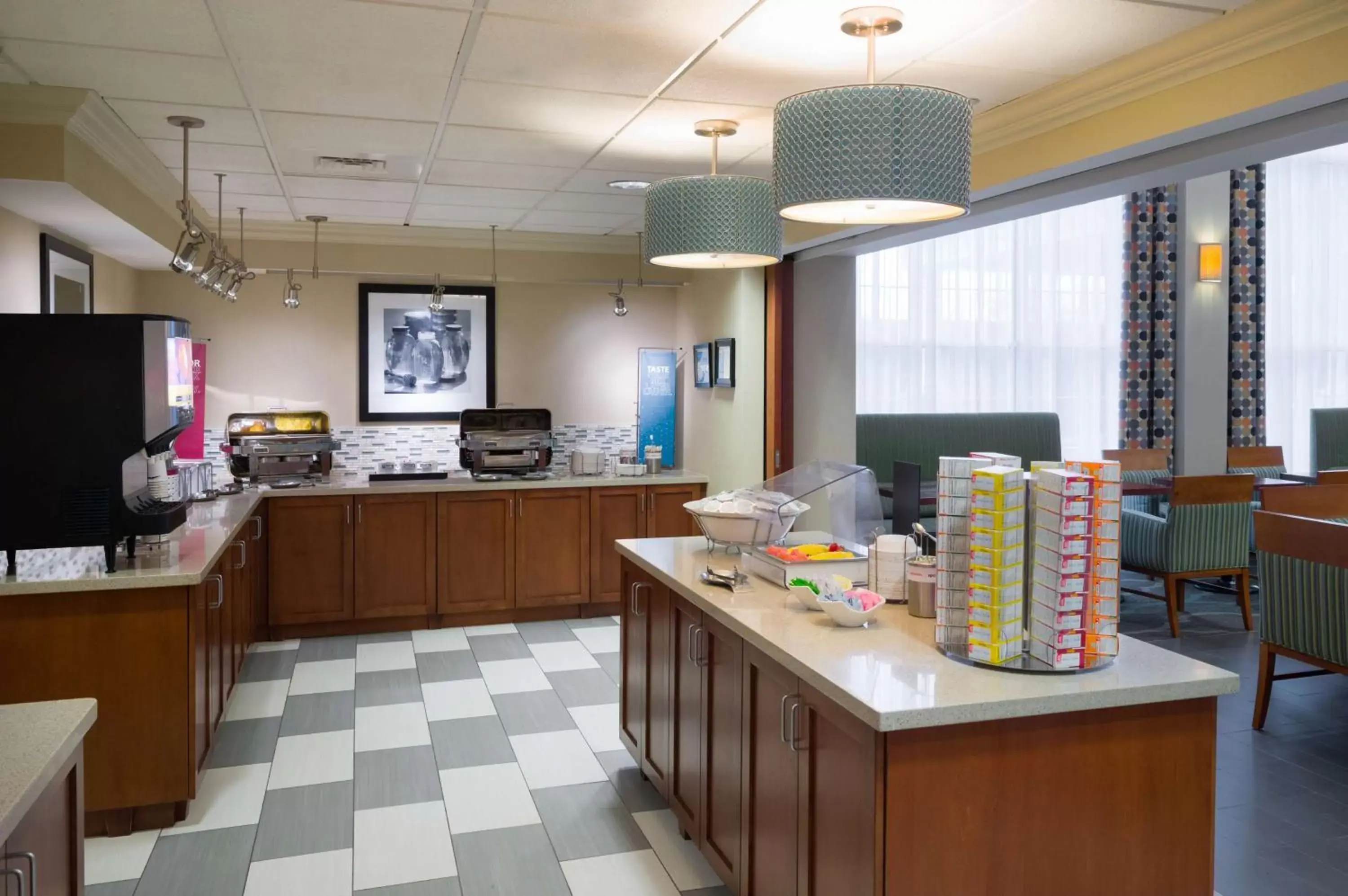 Dining area in Hampton Inn & Suites State College at Williamsburg Square