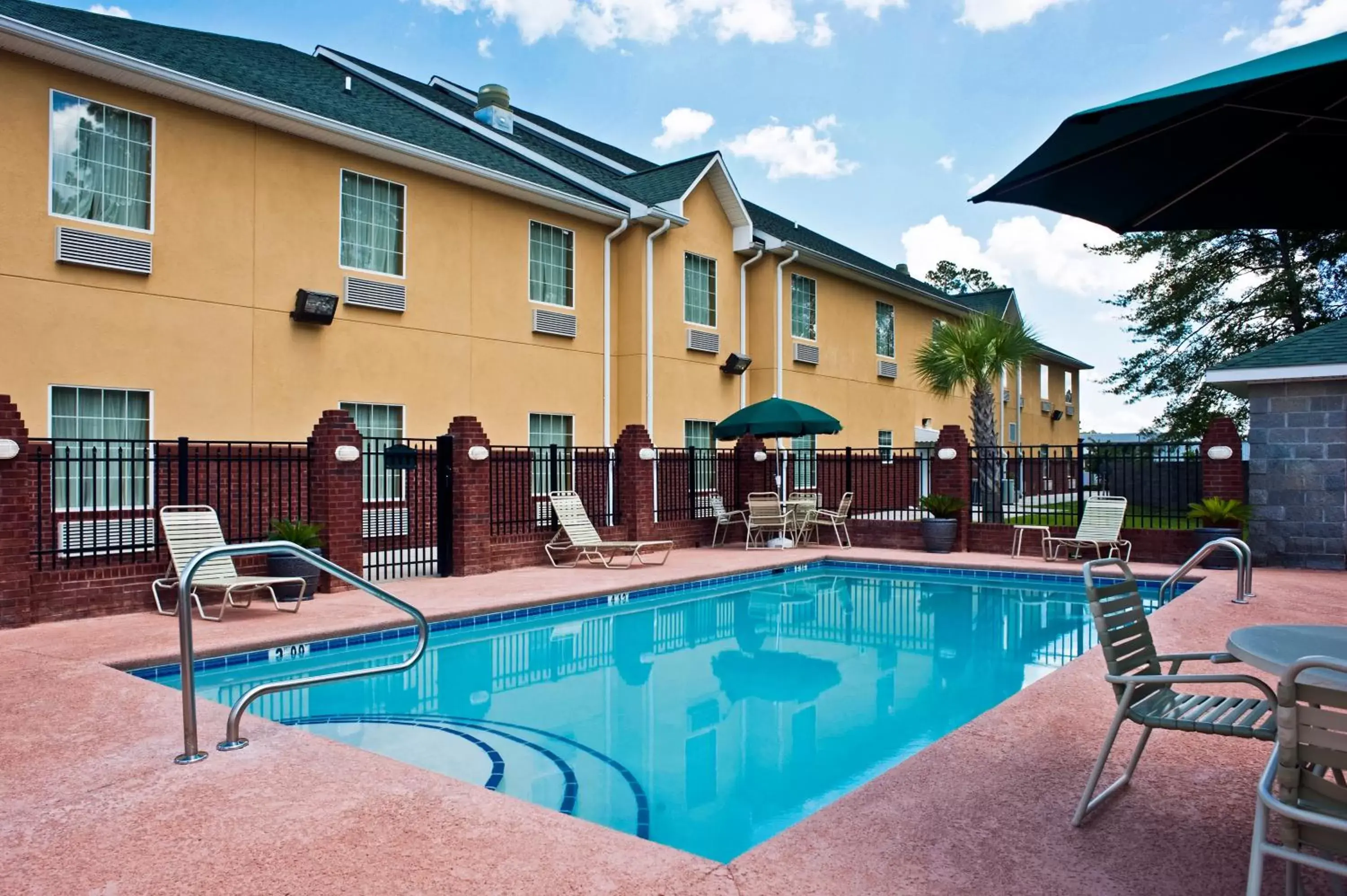 Property building, Swimming Pool in Best Western Plus Bradbury Inn and Suites