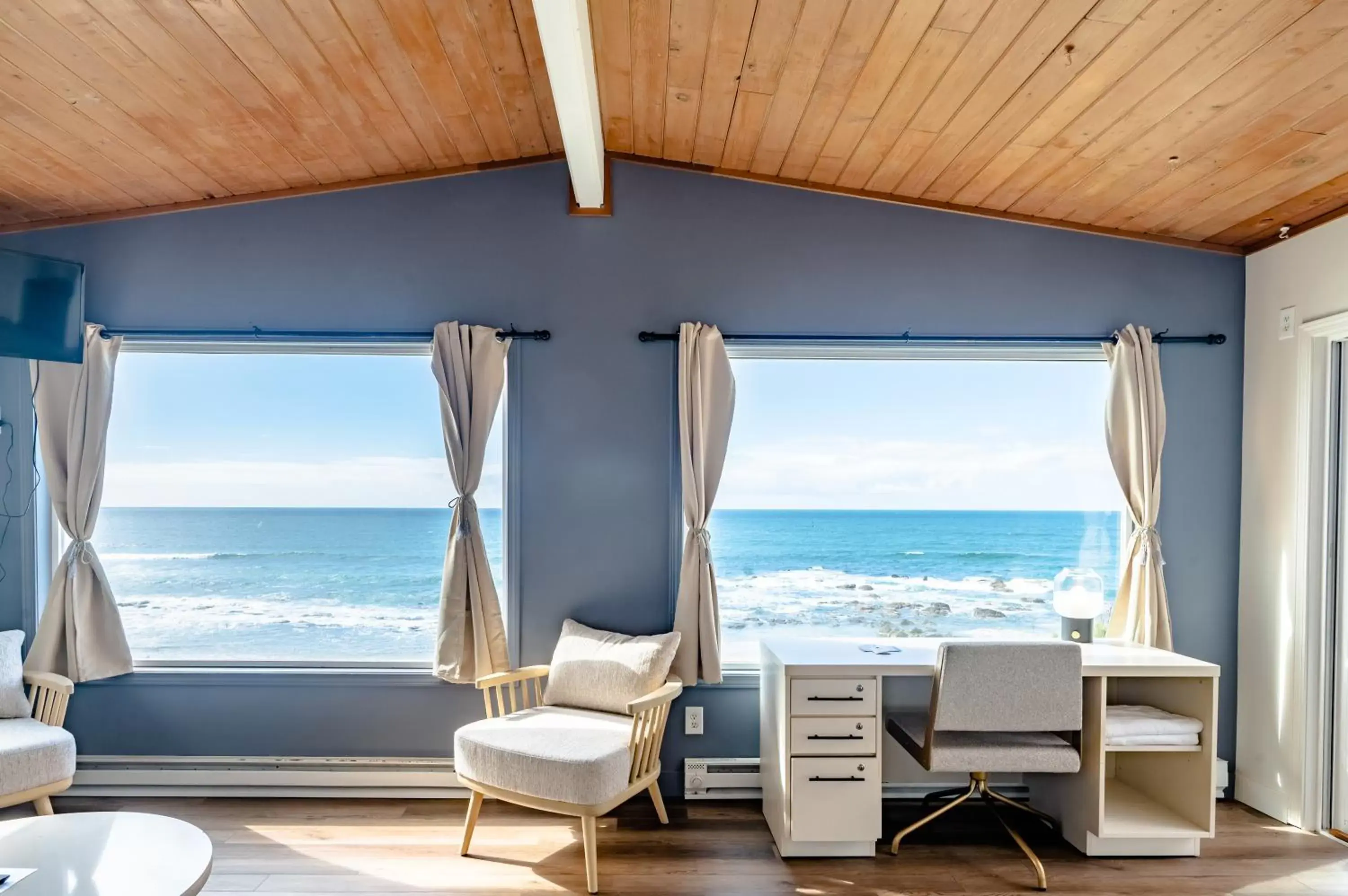 Living room in Seagull Beachfront Inn
