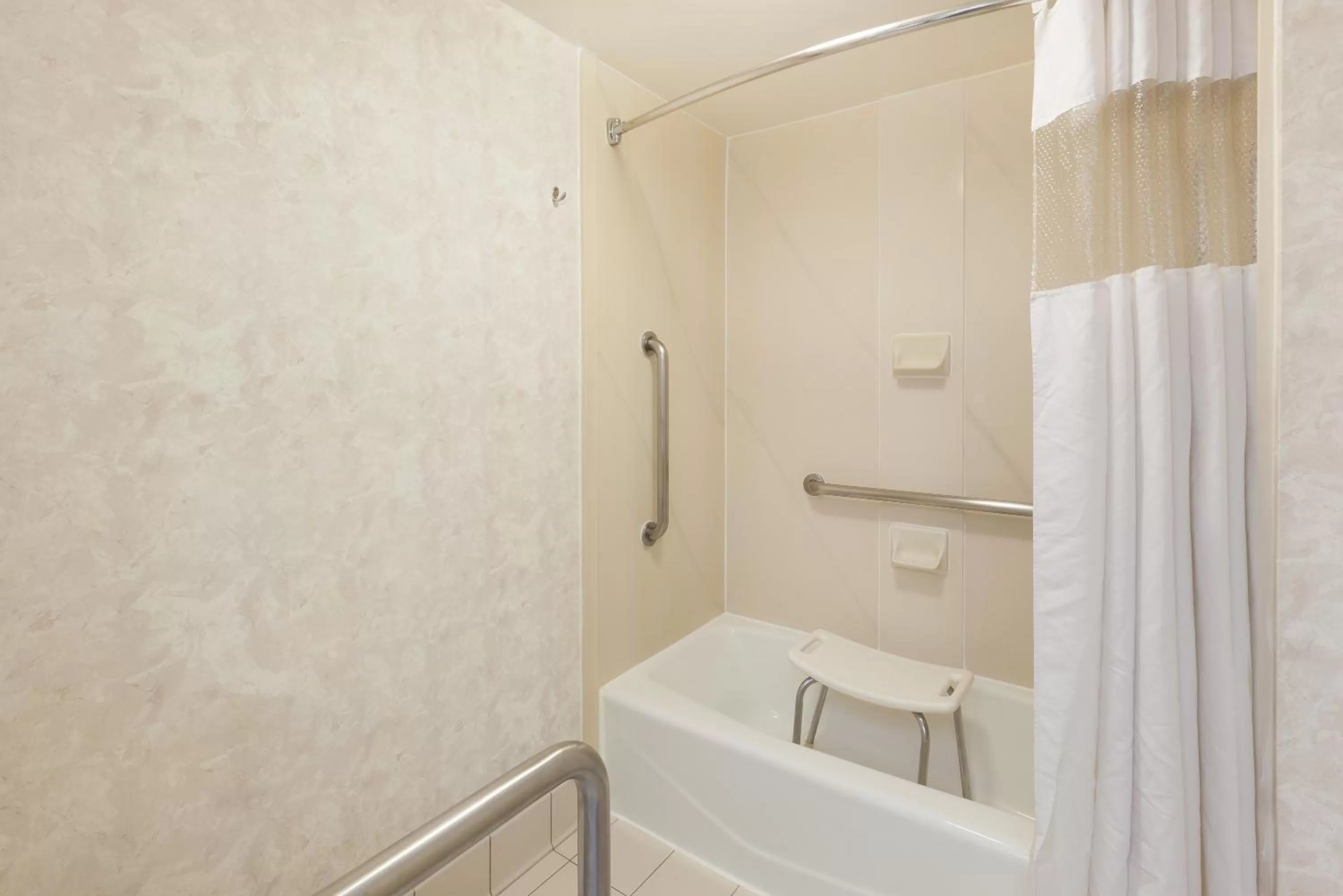 Shower in Wyndham Garden Monterrey Norte