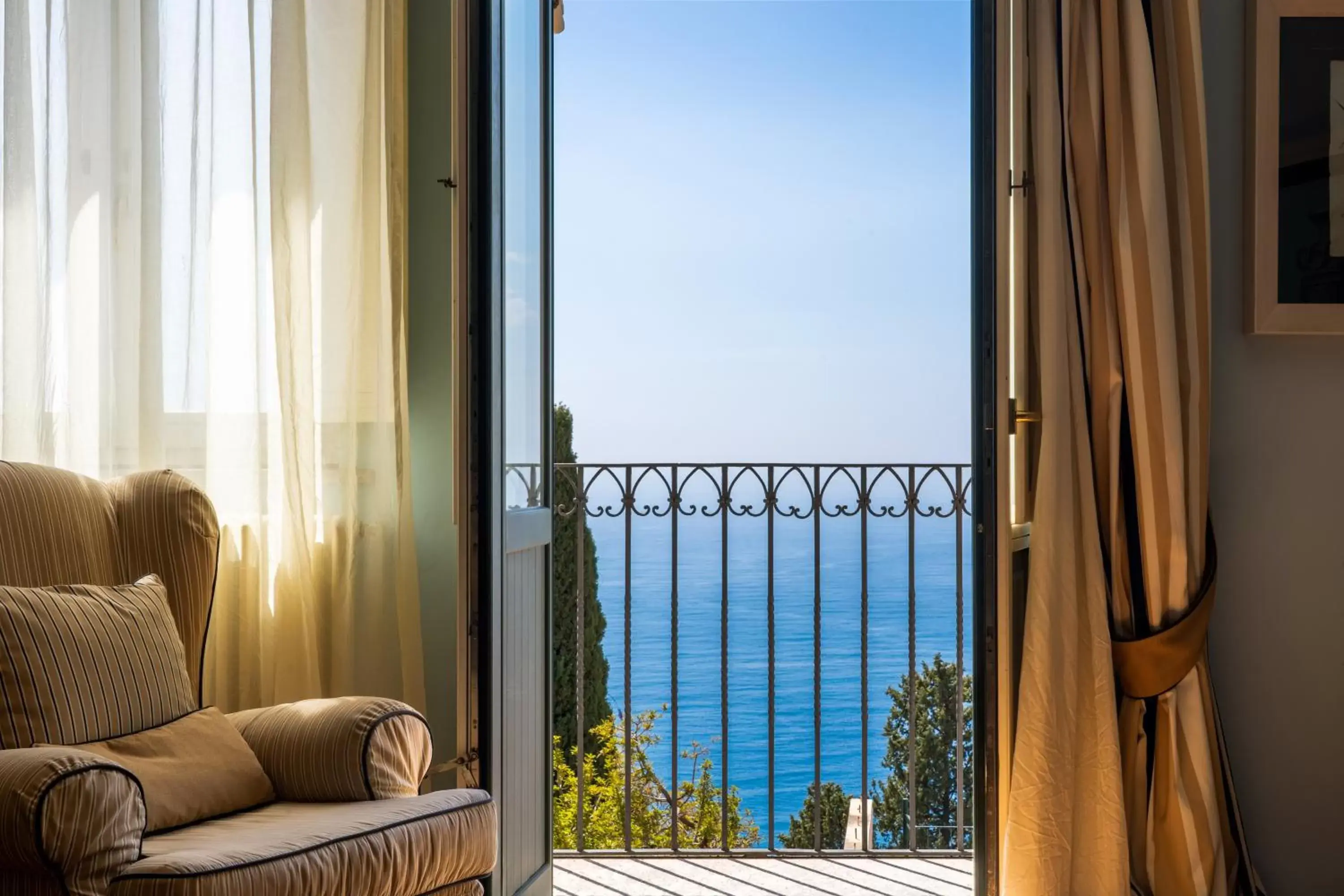 Pool View in Hotel Villa Carlotta