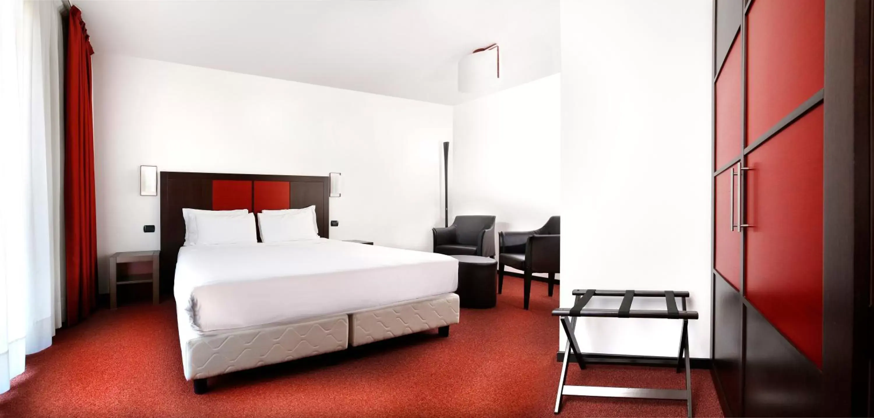 Shower, Bed in Hotel Holiday La Marca