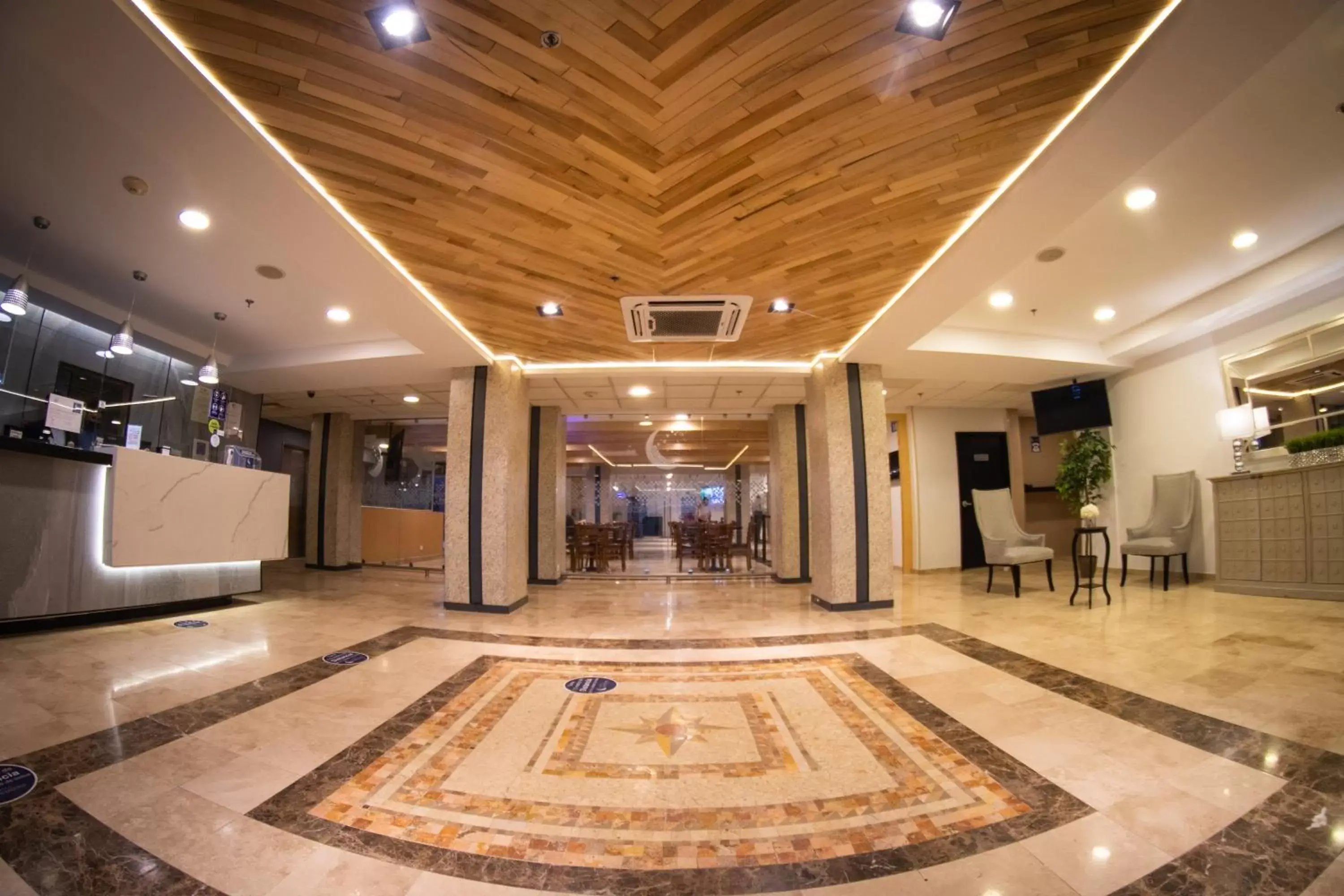 Communal lounge/ TV room, Lobby/Reception in Hotel Mesaluna Near American Consulate