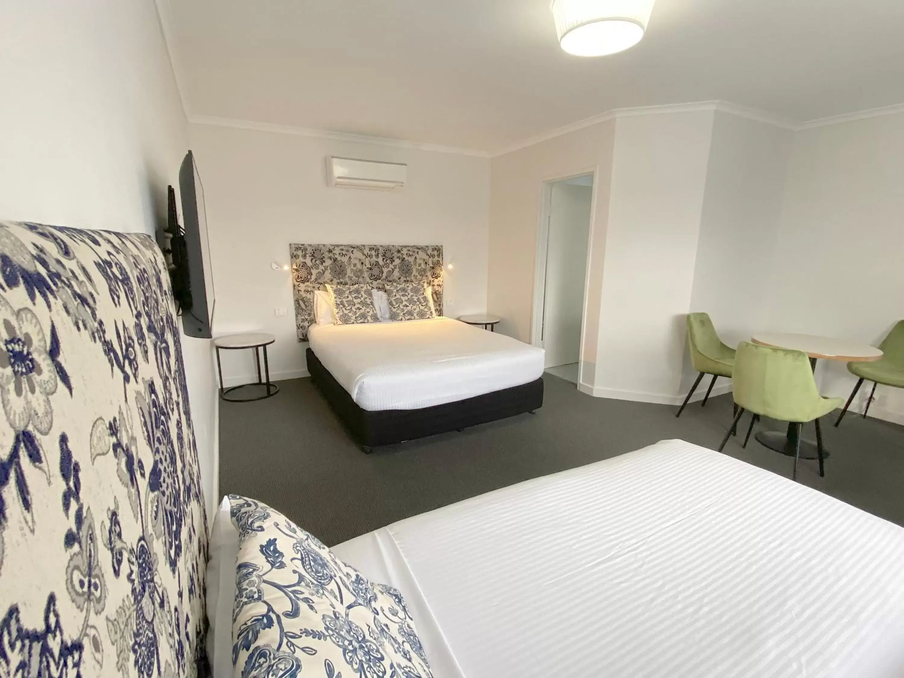 Bedroom, Bed in Batemans Bay Lodge