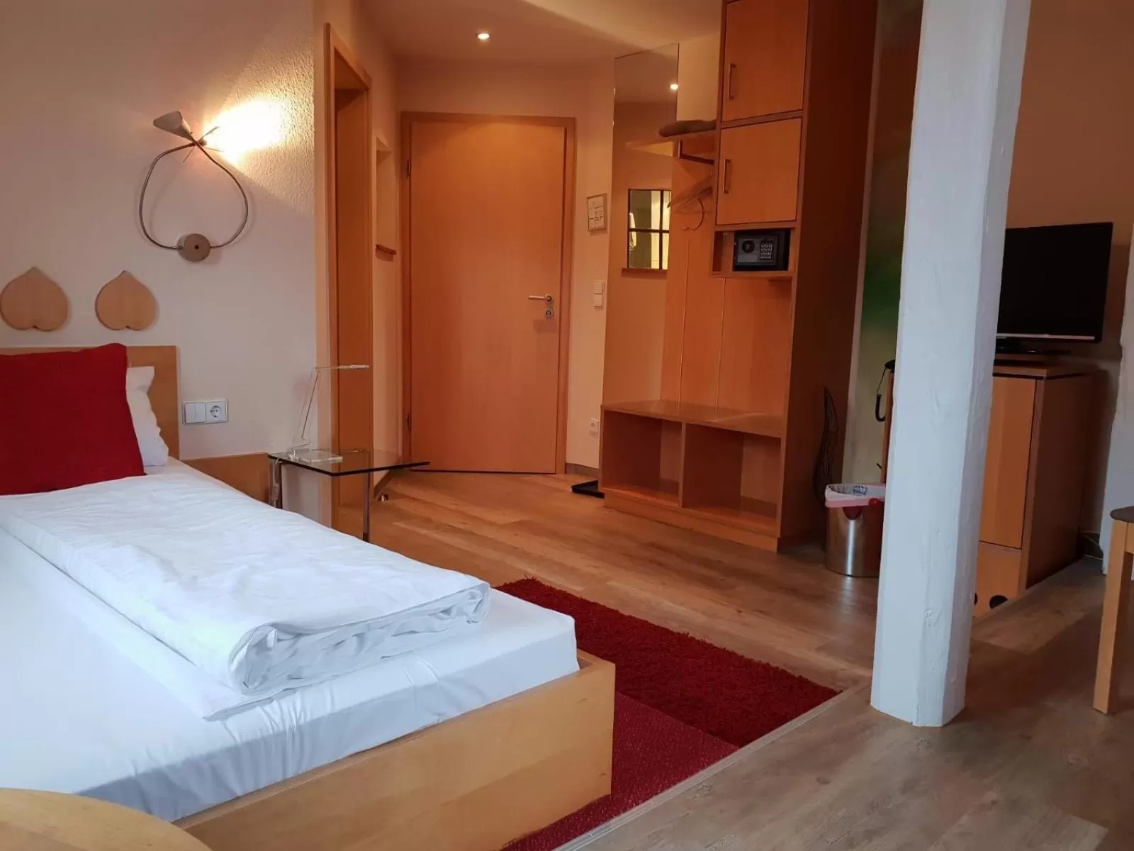 Shower, Bed in Hotel Restaurant Grüner Baum und Altes Tor