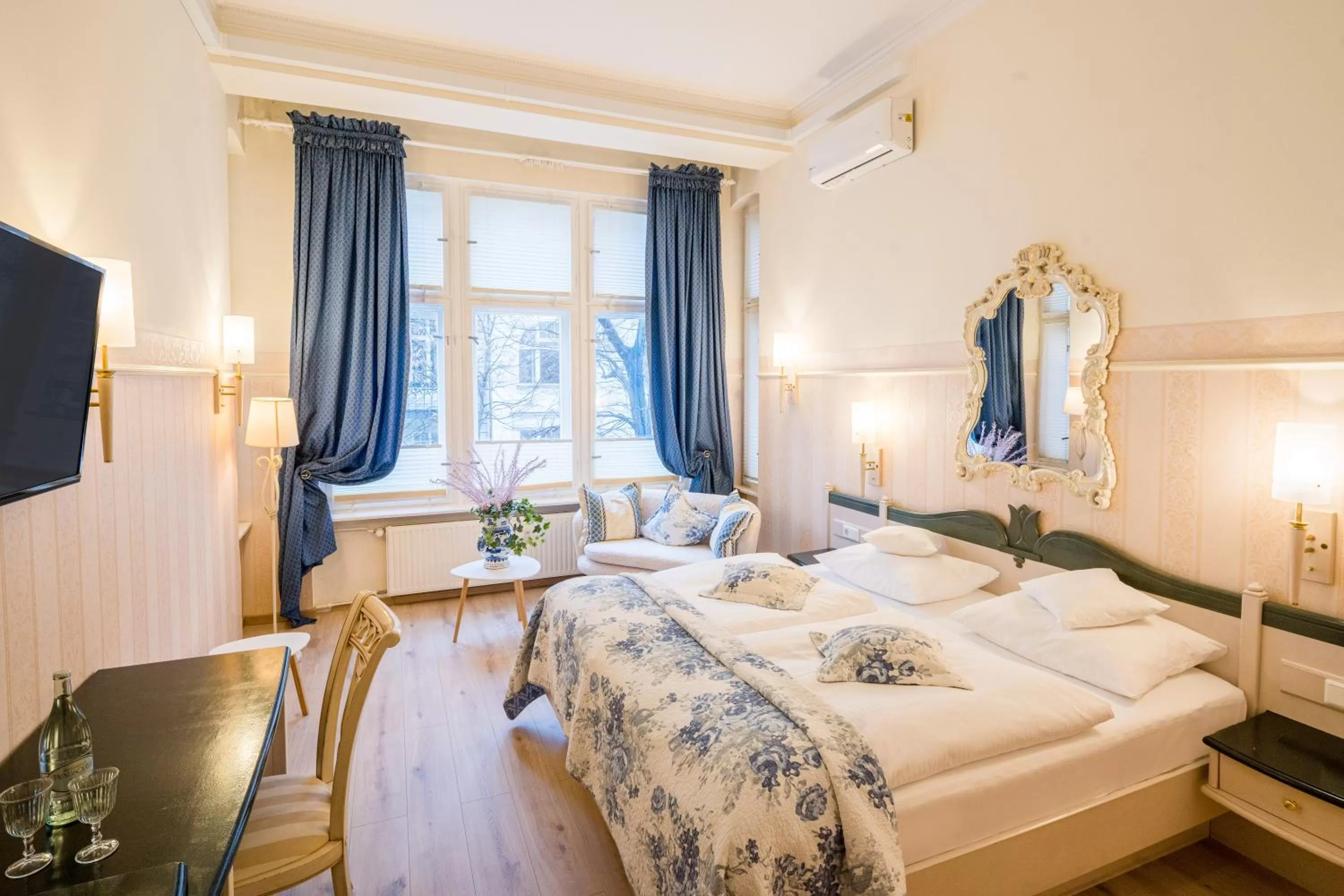 Photo of the whole room, Bed in Hotel Augusta Am Kurfürstendamm