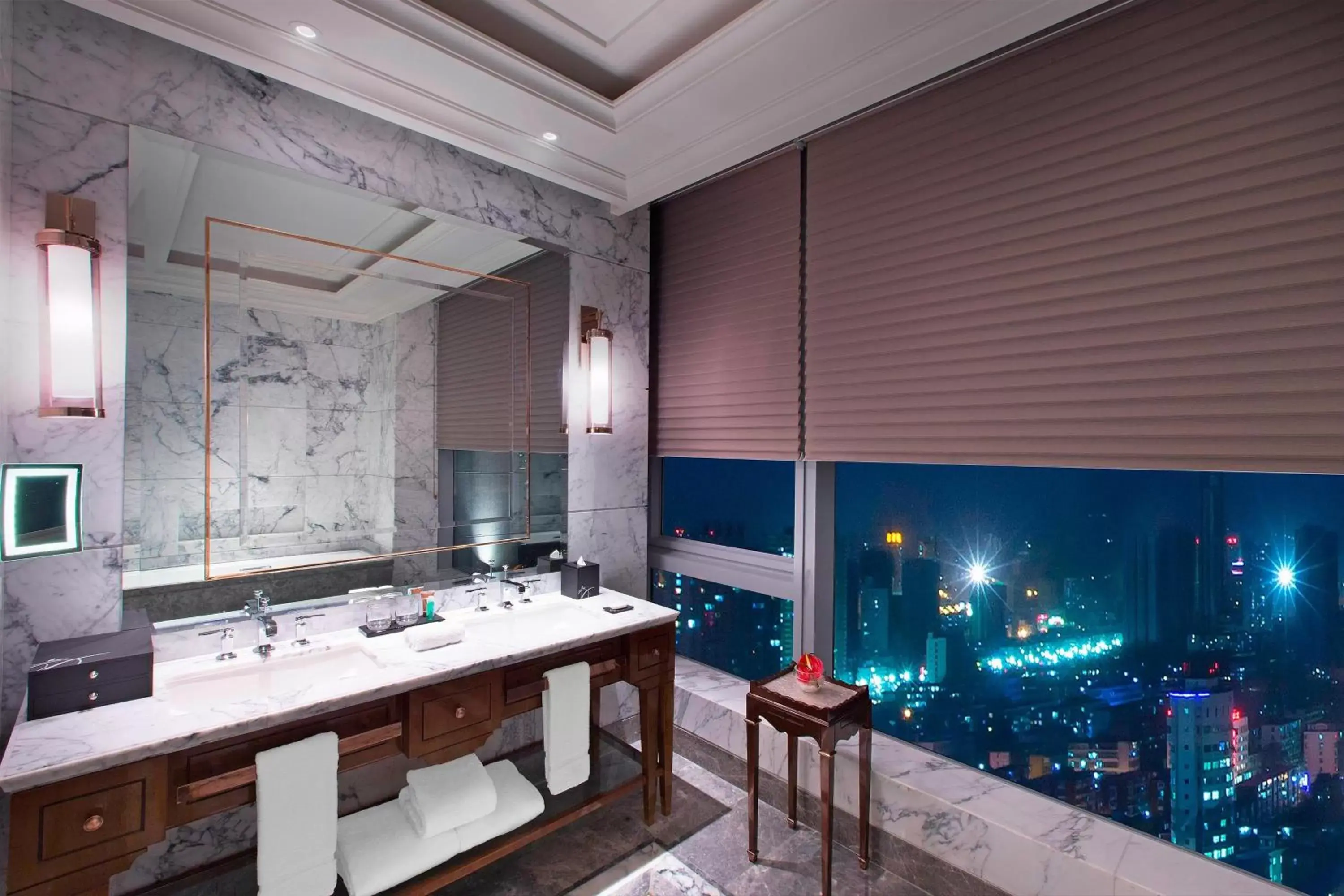 Photo of the whole room, Bathroom in Sheraton Grand Wuhan Hankou Hotel - Let's take a look at the moment of Wuhan