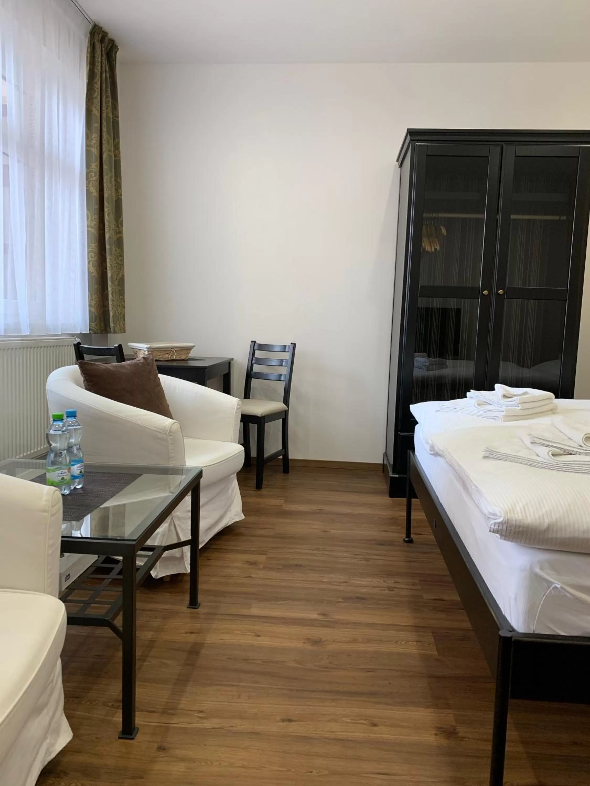 Living room, Bed in Apartma La Provence