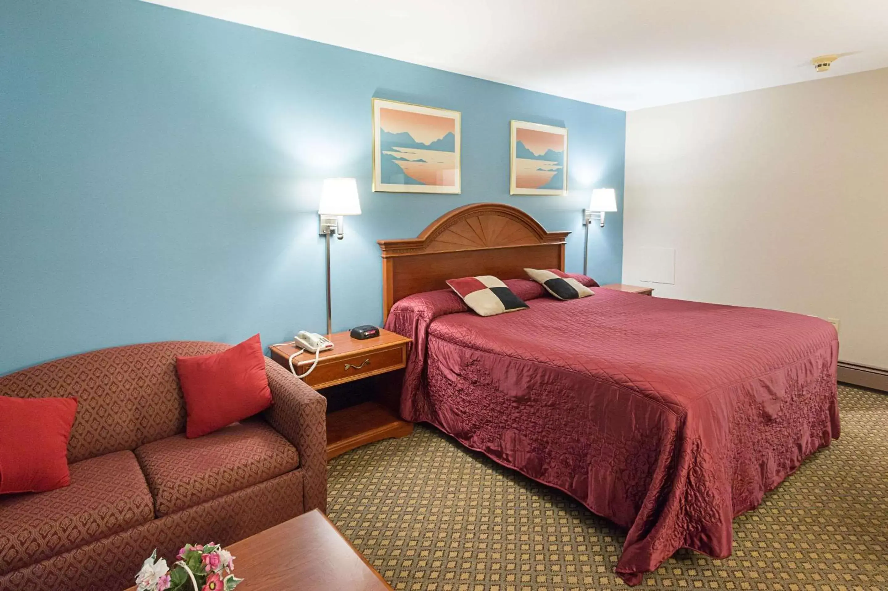 Photo of the whole room, Bed in Rodeway Inn Milford - I-84