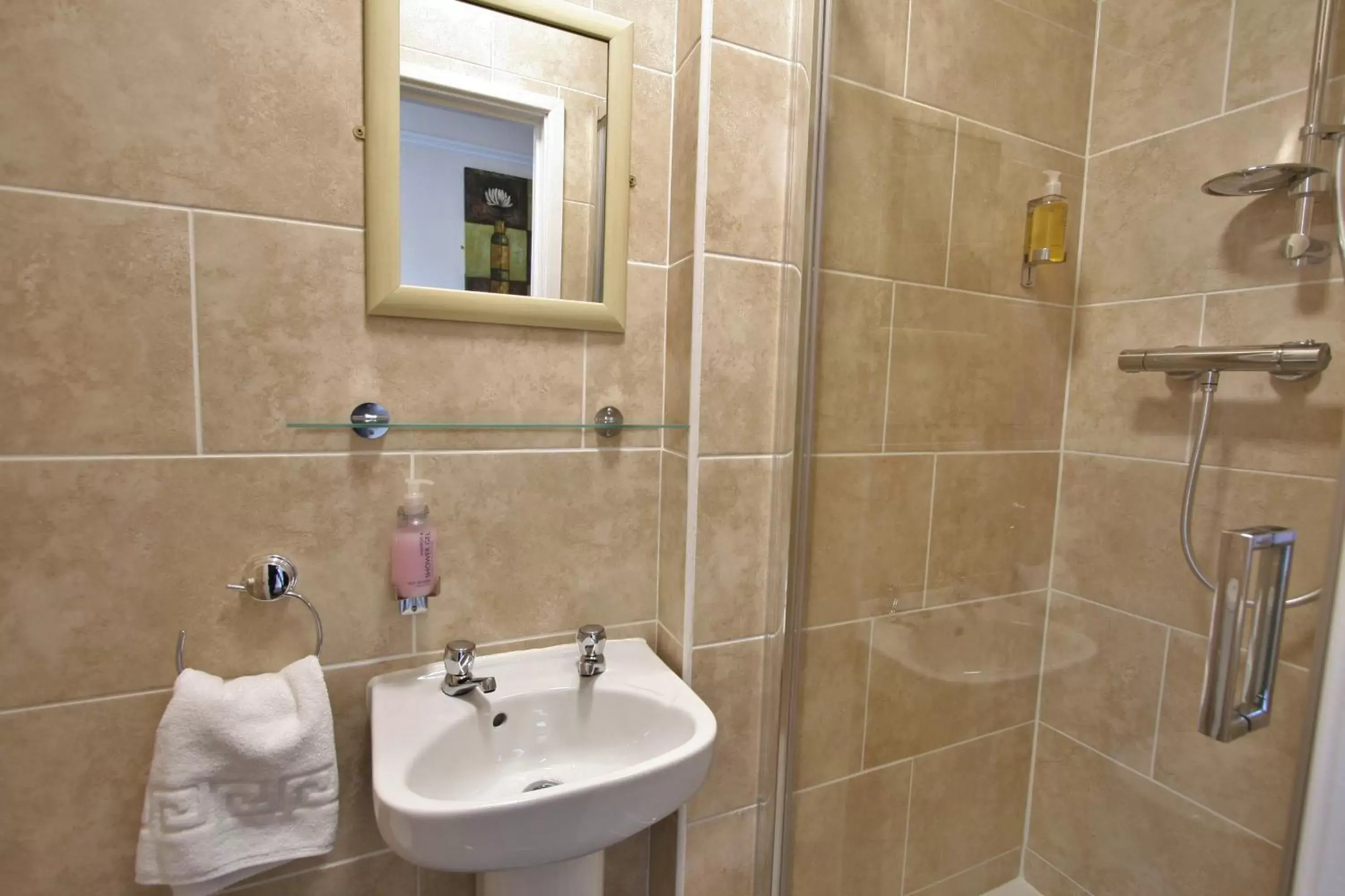 Bathroom in Central Hotel Cheltenham by Roomsbooked