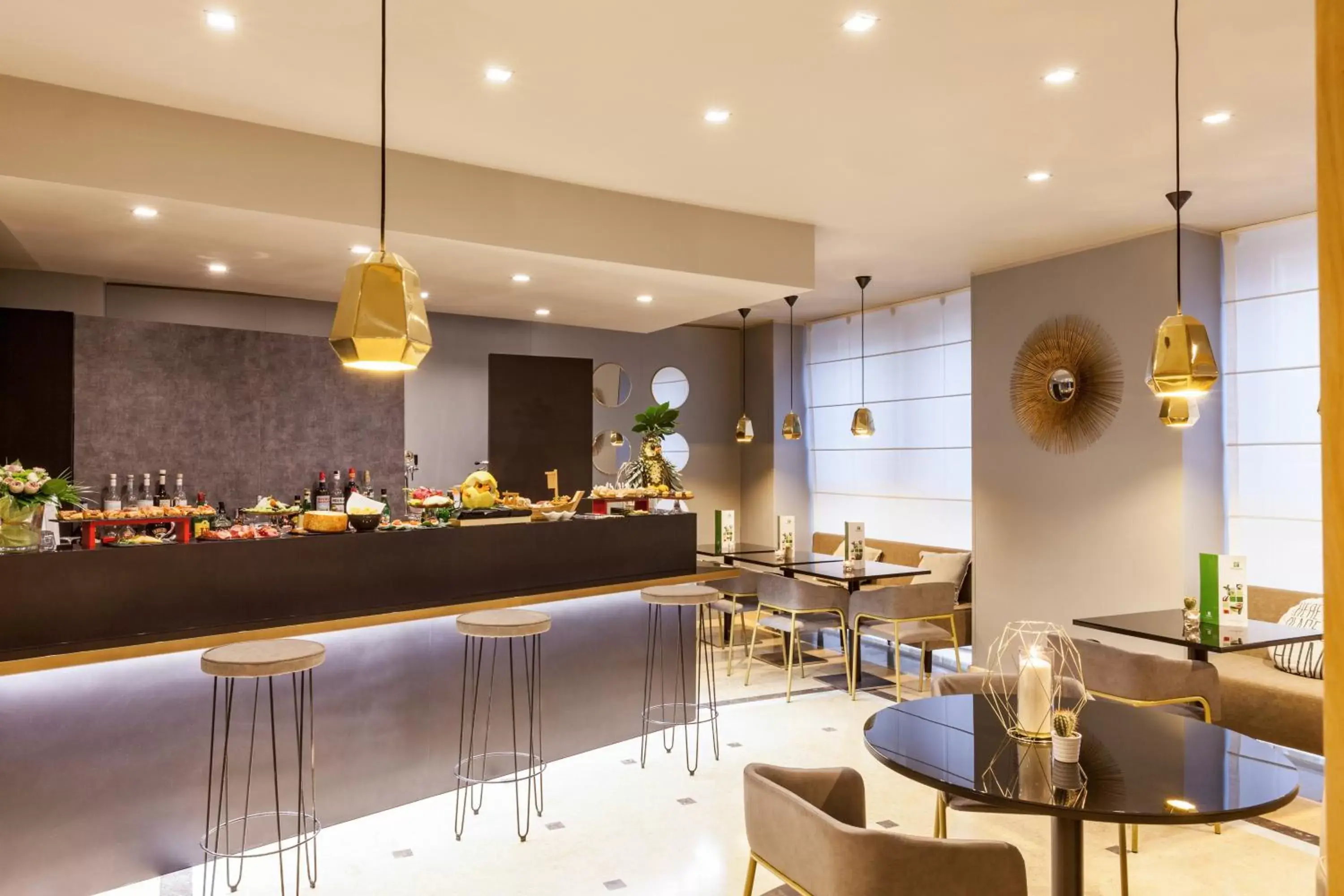 Lounge or bar, Restaurant/Places to Eat in Holiday Inn Milan Garibaldi Station, an IHG Hotel