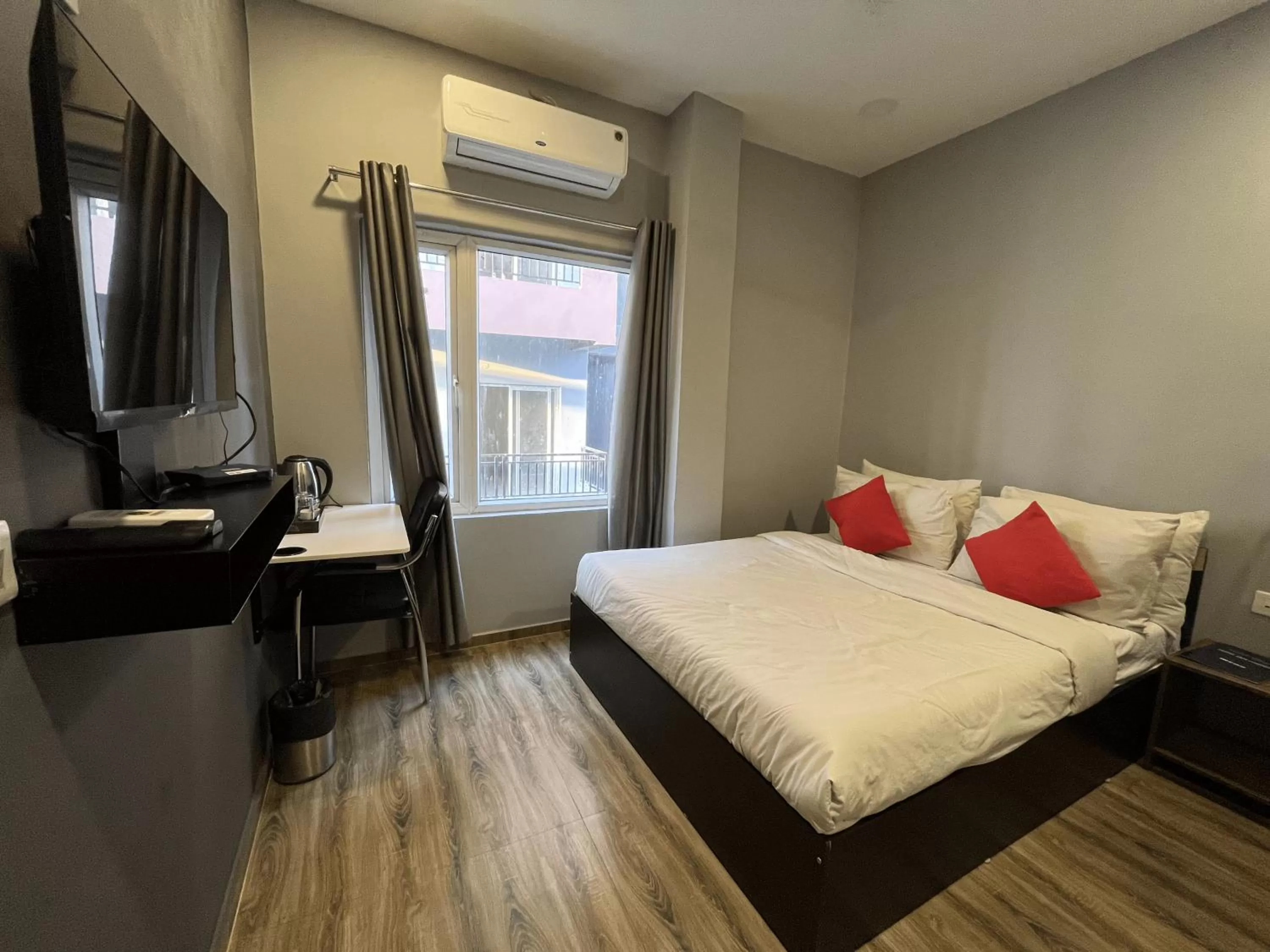 Communal lounge/ TV room, Bed in Hotel Zen Garden