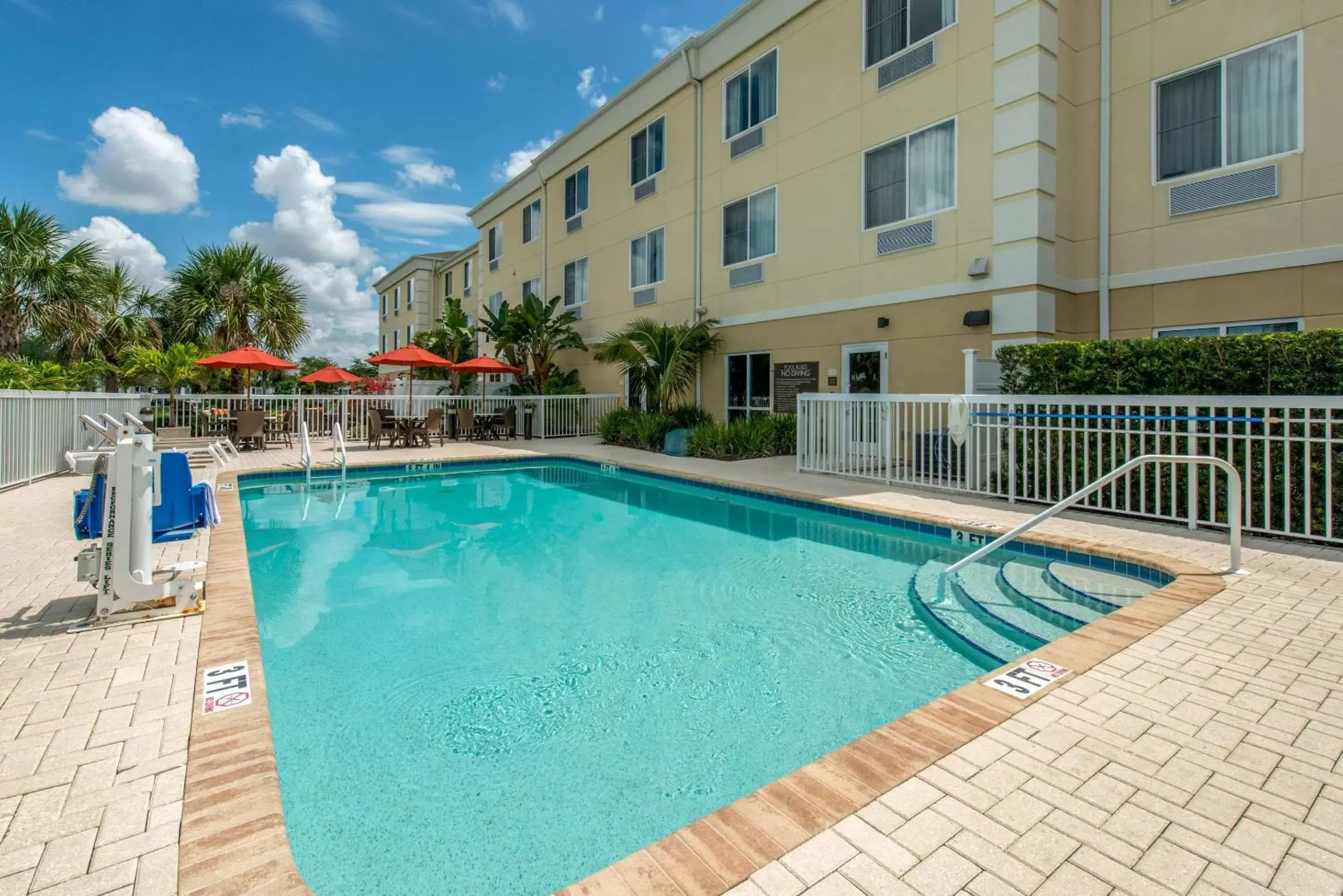 On site, Swimming Pool in Comfort Suites Sarasota-Siesta Key