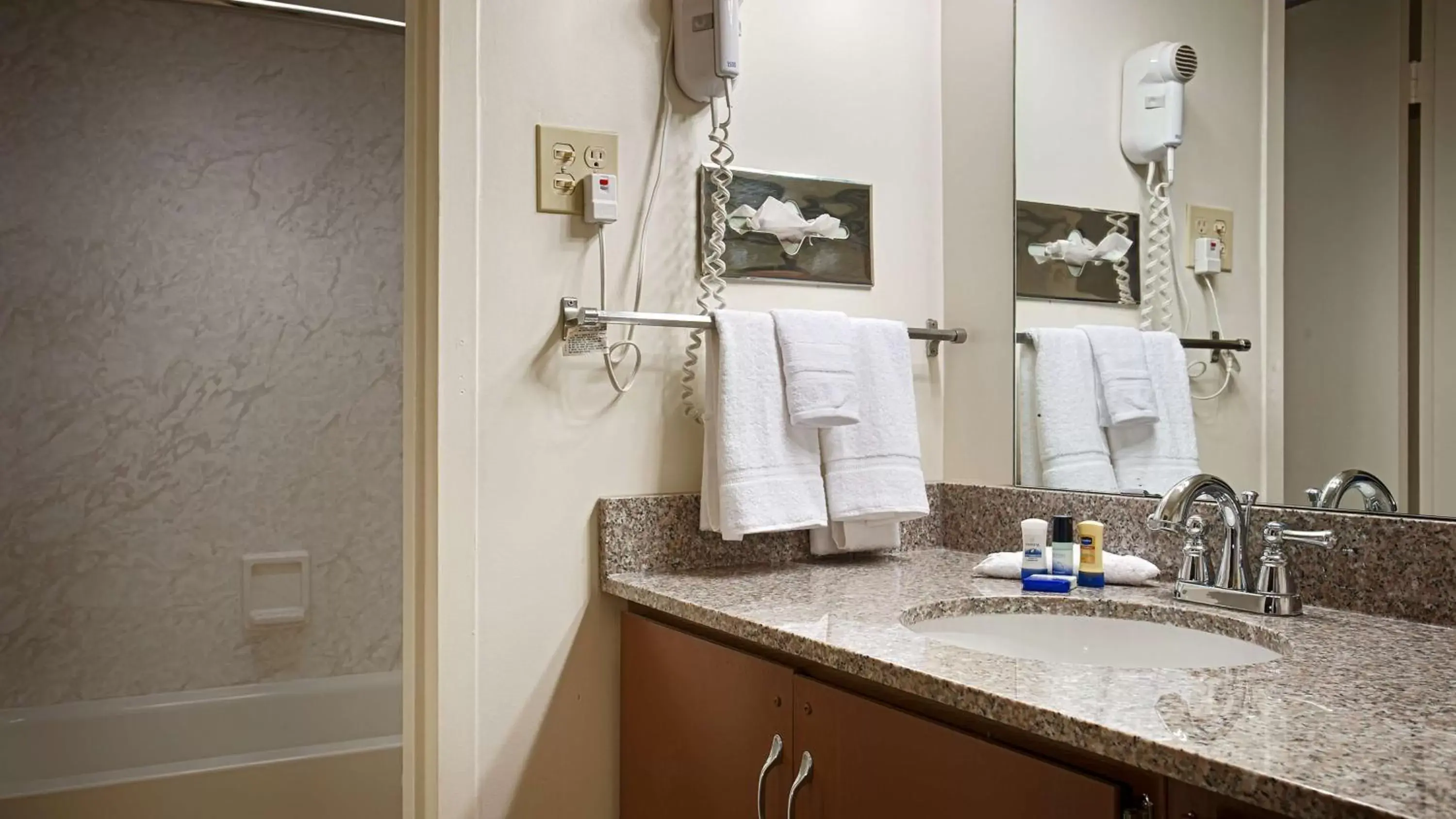 Photo of the whole room, Bathroom in Best Western State Fair Inn