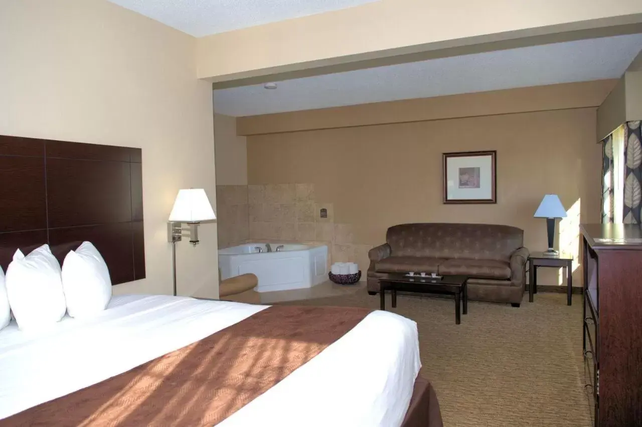 King Suite with Spa Bath in Rock Island Inn & Suites