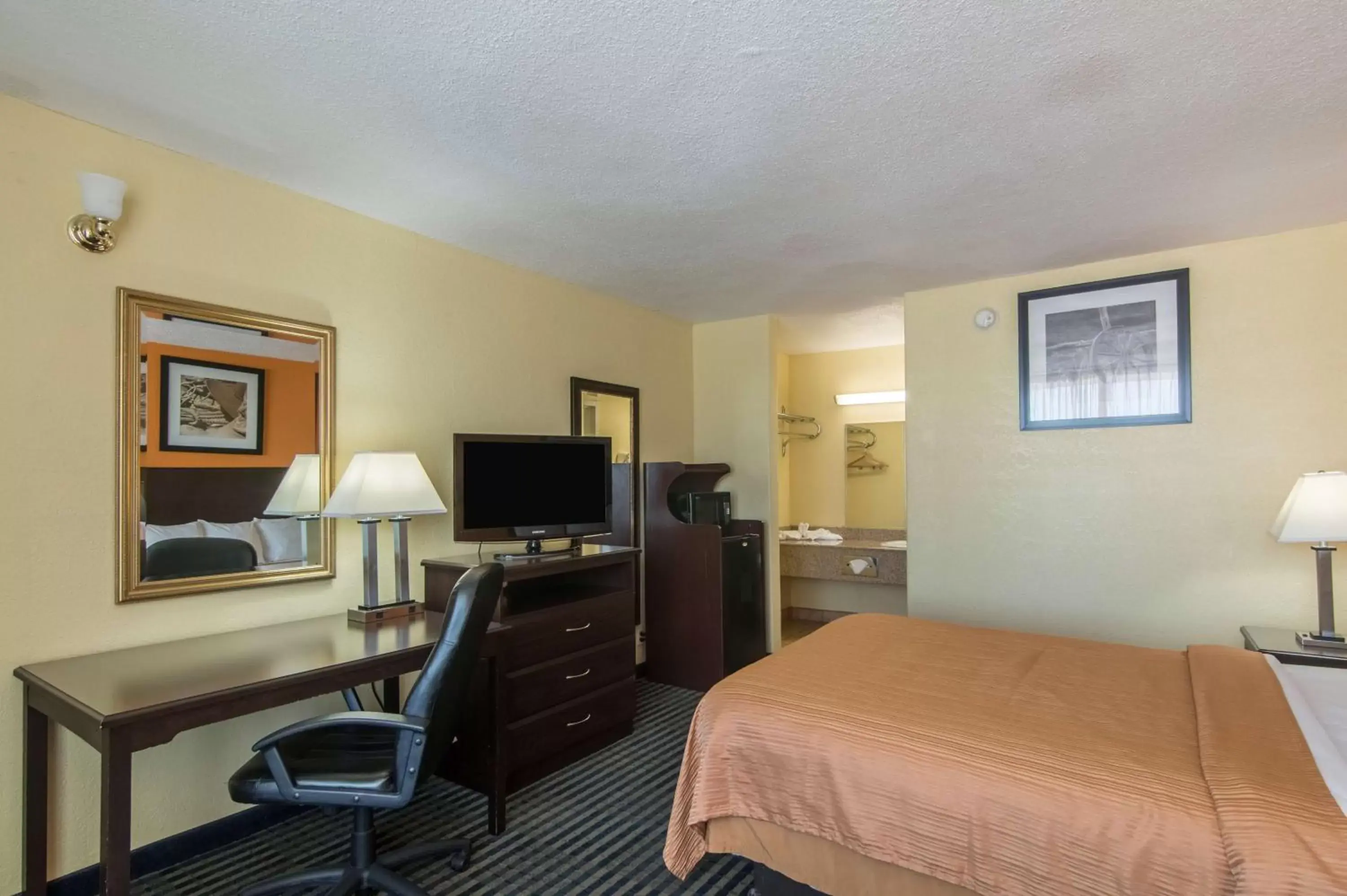 Photo of the whole room, TV/Entertainment Center in Motel 6-Liberal, KS