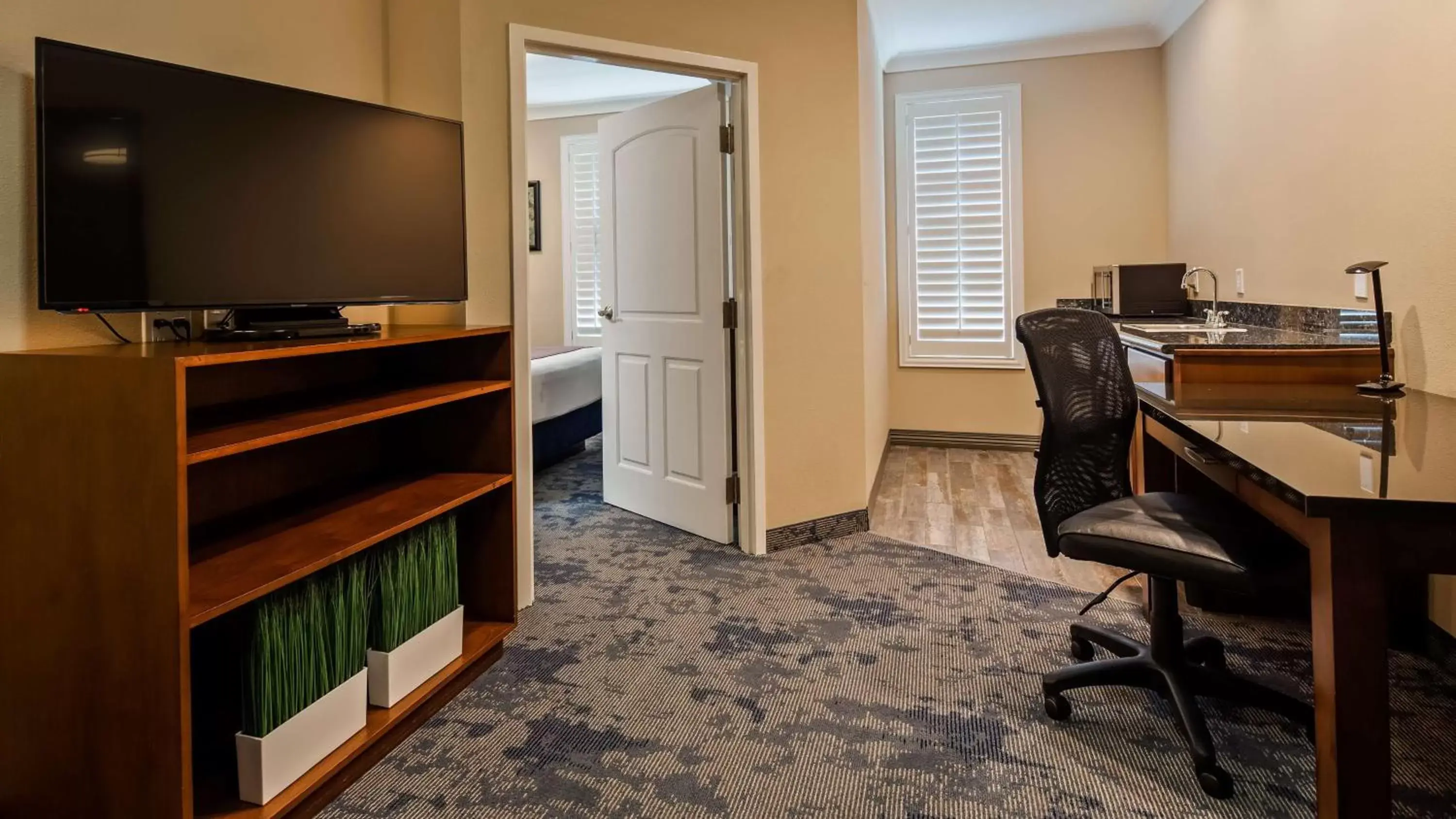 Photo of the whole room, TV/Entertainment Center in Best Western PLUS Avita Suites