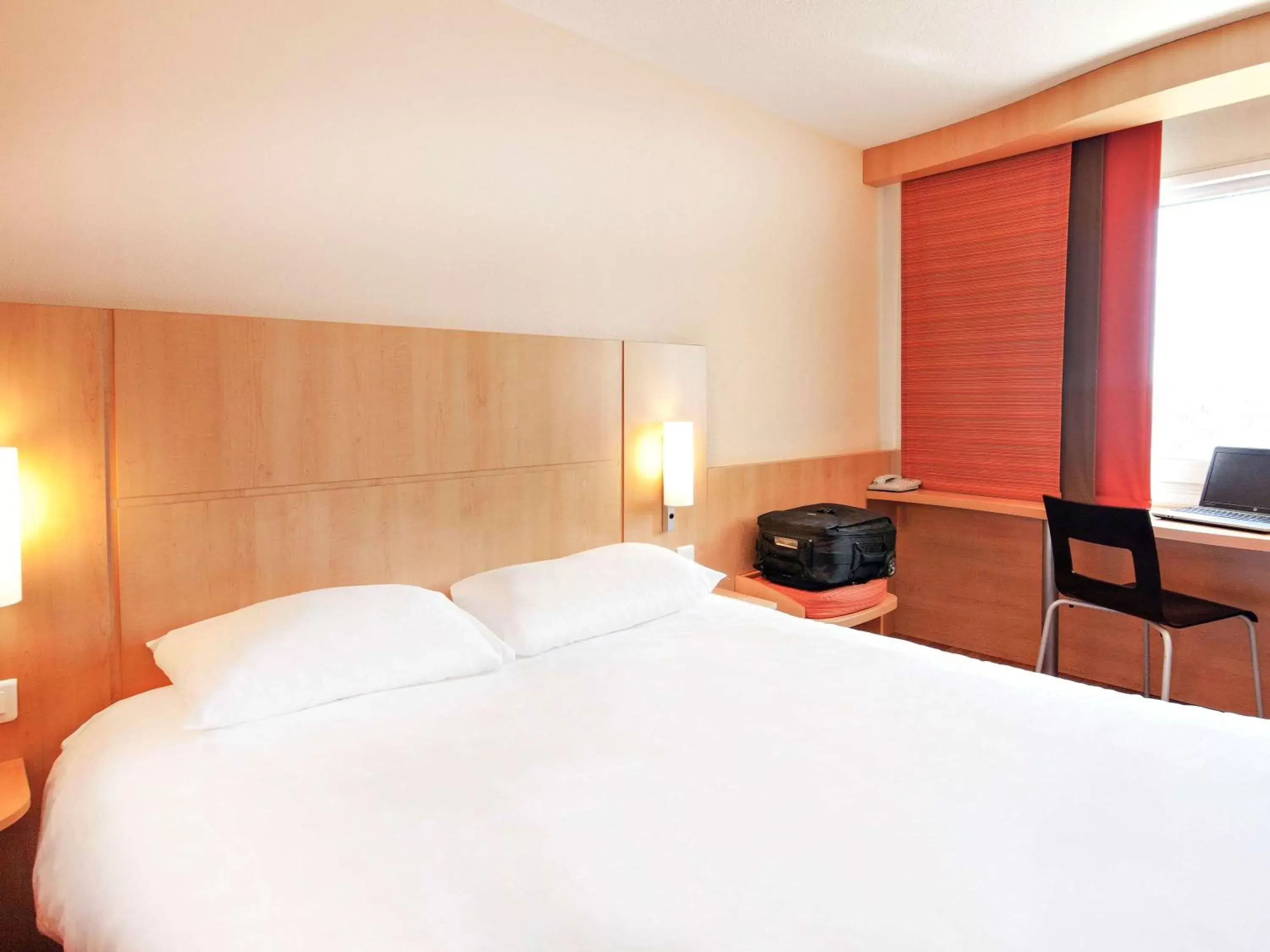 Photo of the whole room, Bed in ibis Clermont Ferrand Montferrand