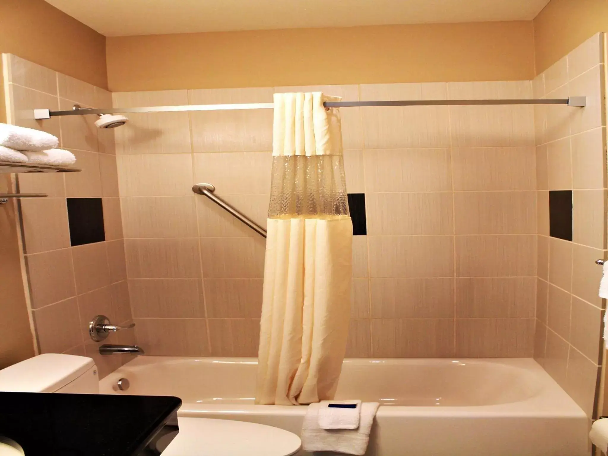 Bathroom in Cityview Inn & Suites Downtown /RiverCenter Area Bathroom in Cityview Inn & Suites Downtown /RiverCenter Area