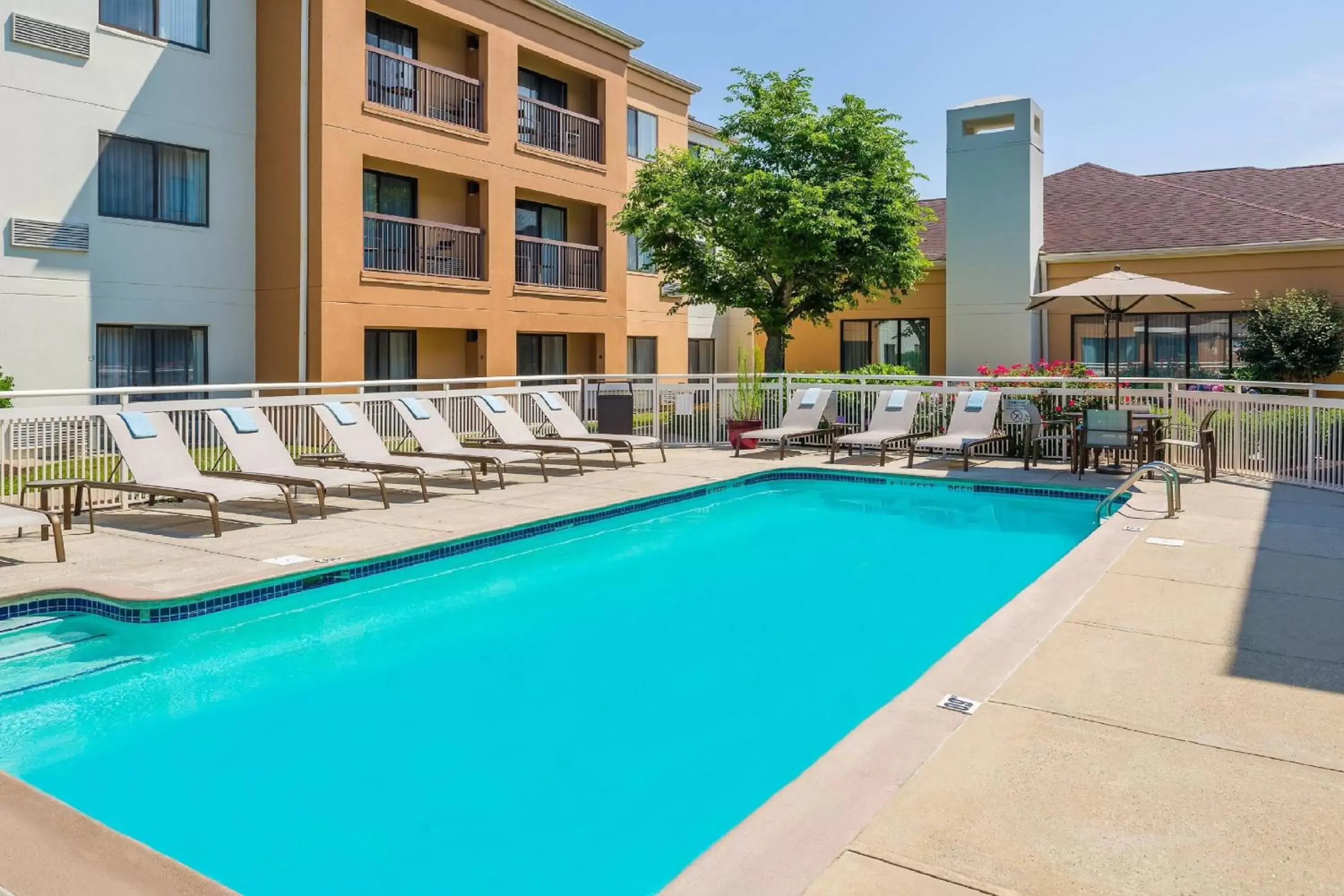 Swimming Pool in Courtyard by Marriott New Haven Orange
