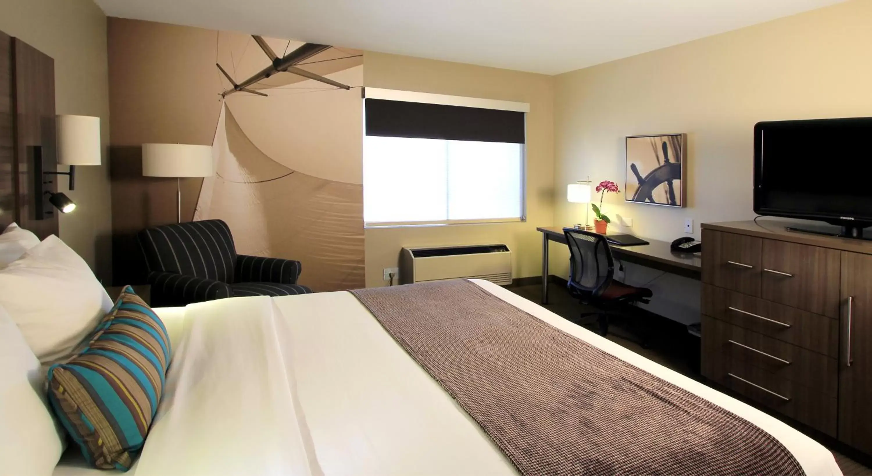 Photo of the whole room, Bed in Executive Inn & Suites Oakland