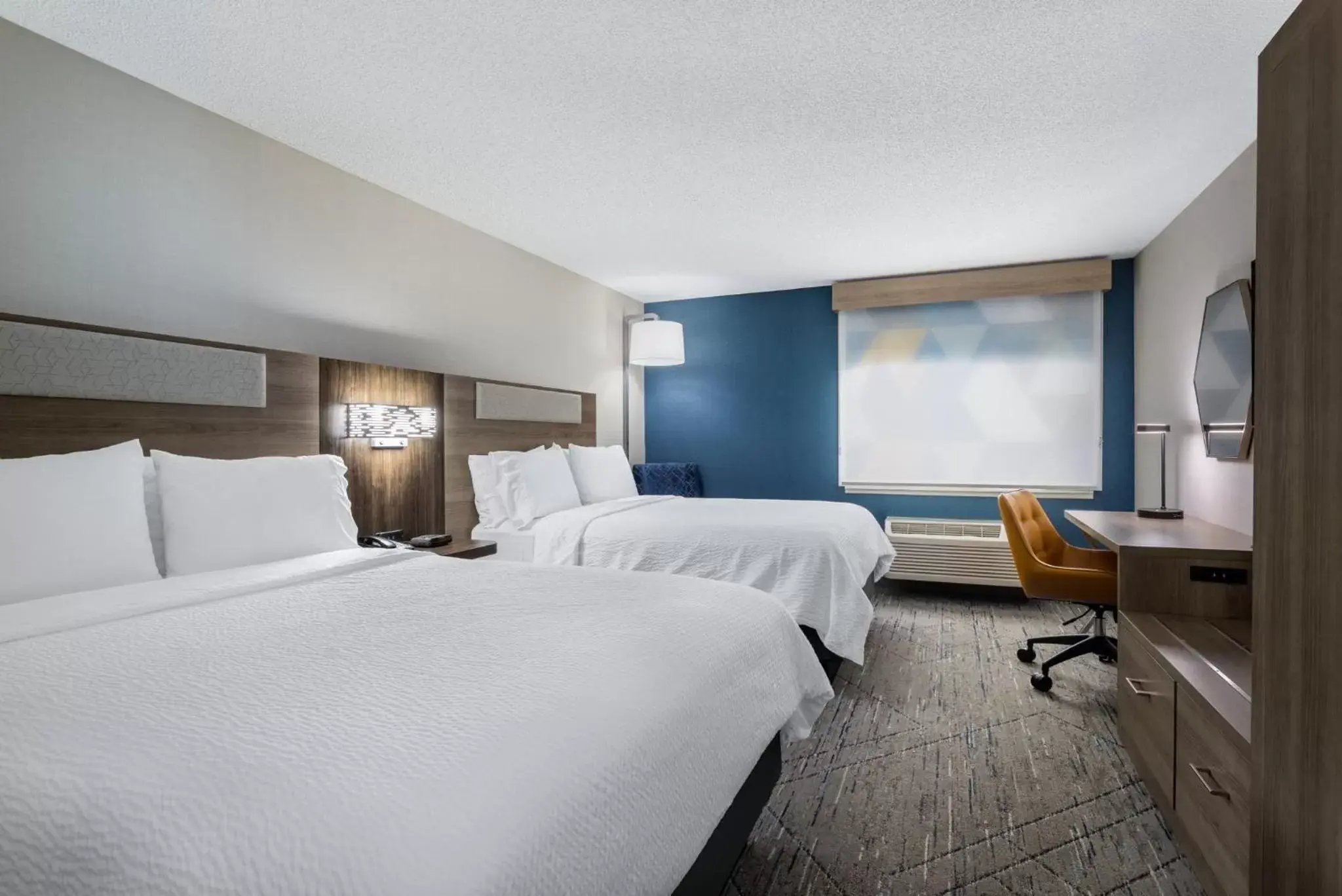 Photo of the whole room, Bed in Holiday Inn Express Hotel & Suites-St. Paul, an IHG Hotel