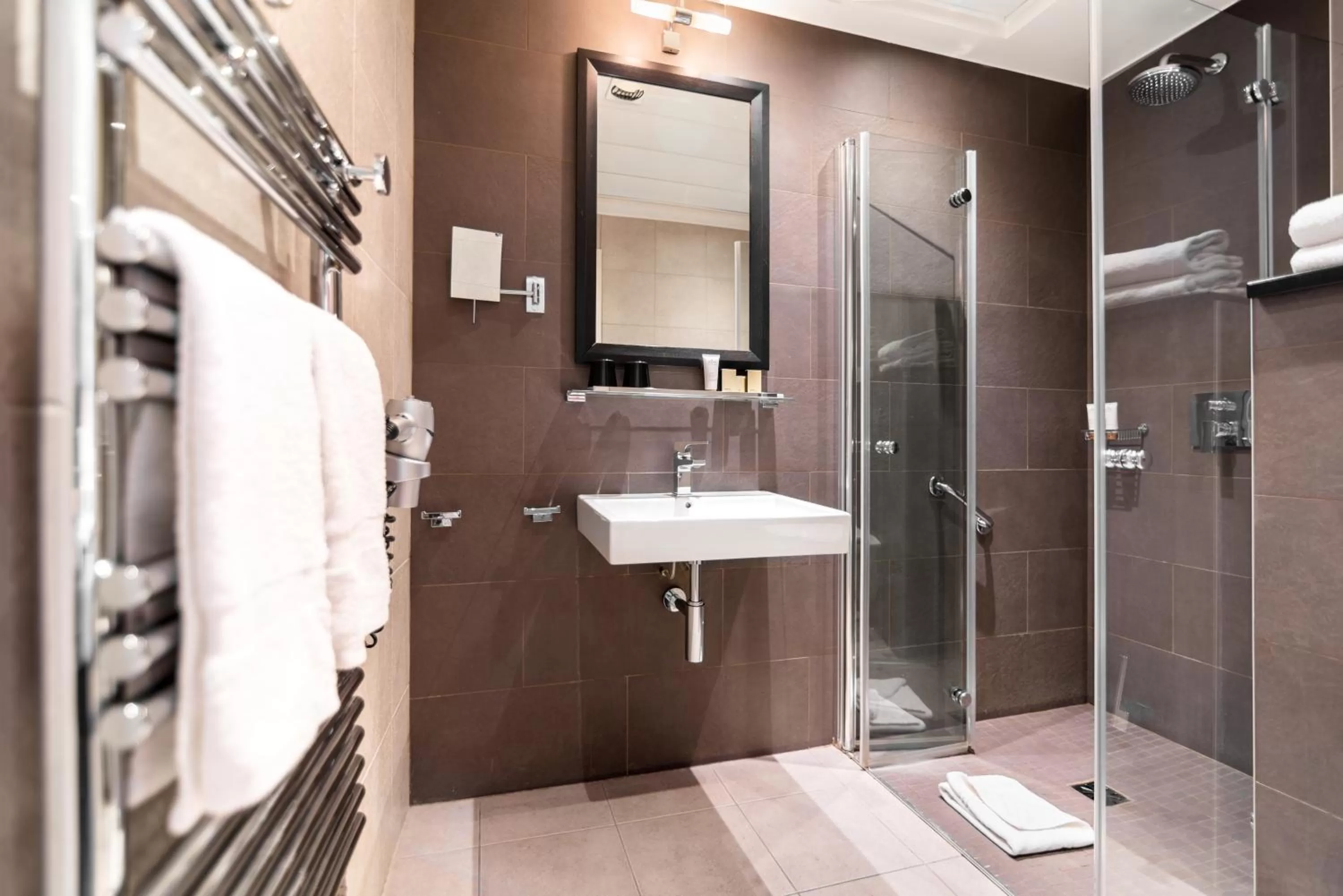 Shower in Hôtel Duo