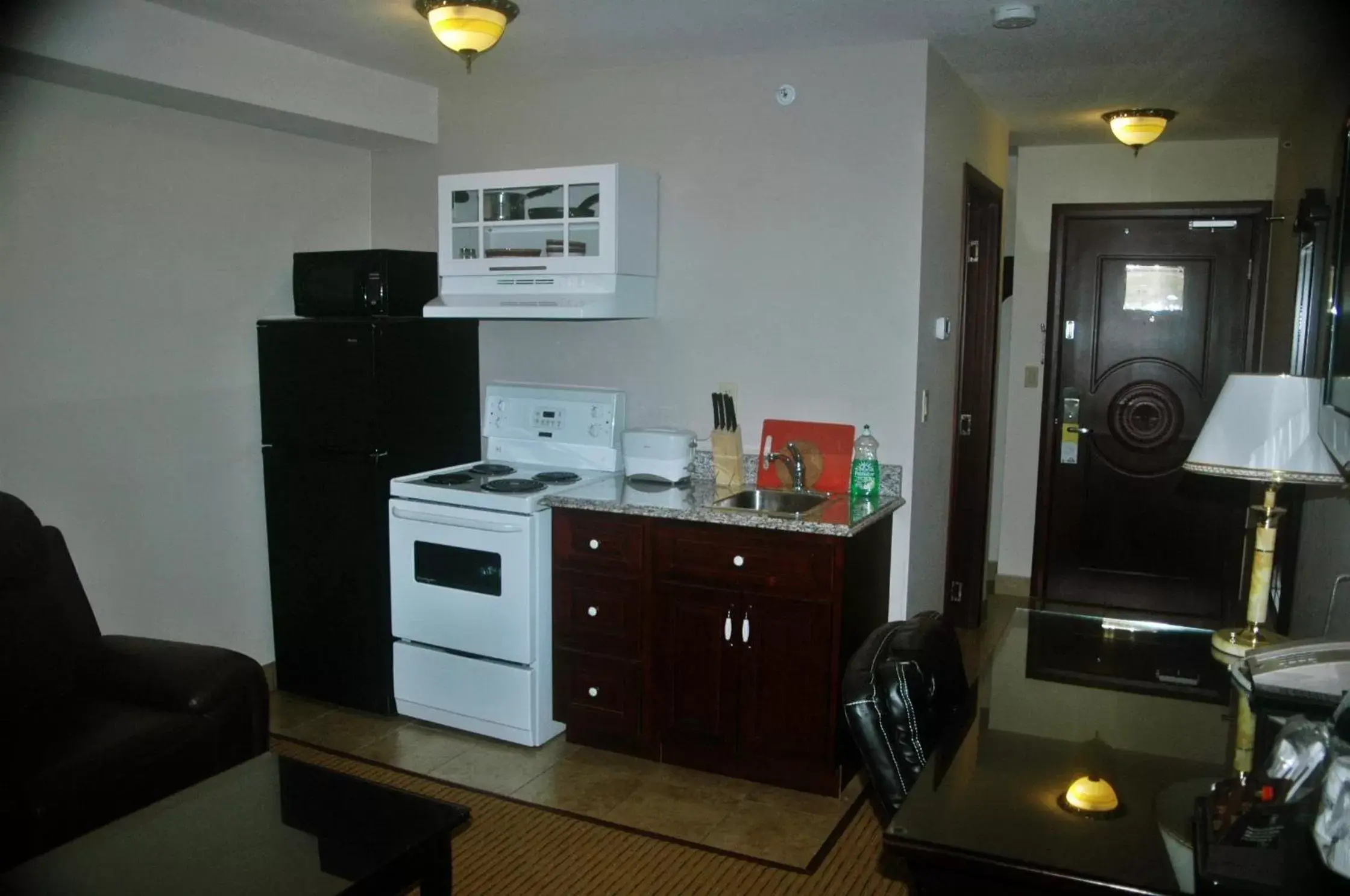 Kitchen or kitchenette, Kitchen/Kitchenette in Days Inn by Wyndham Athabasca