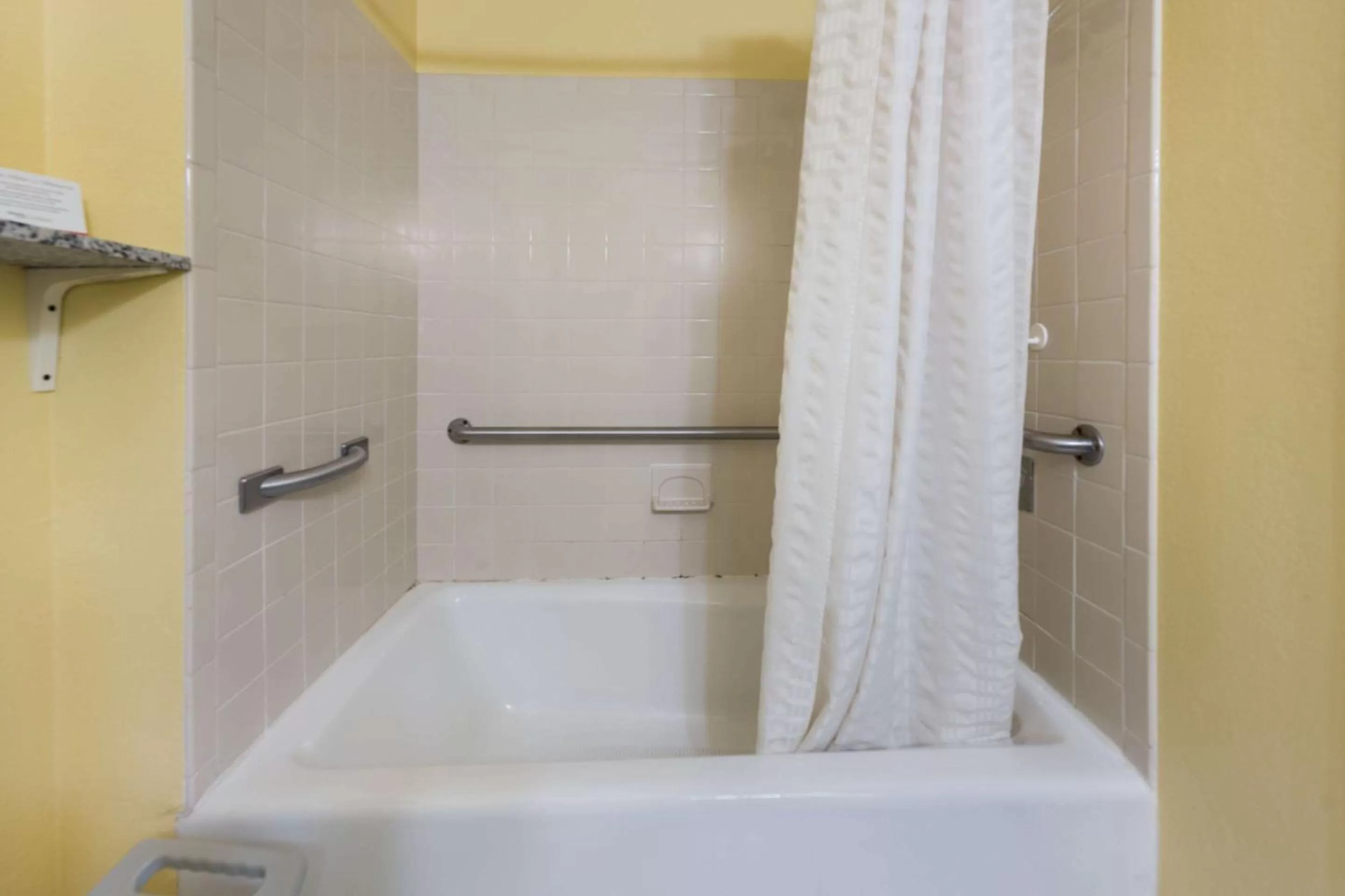 Bedroom in Econo Lodge Spotsylvania Town Center